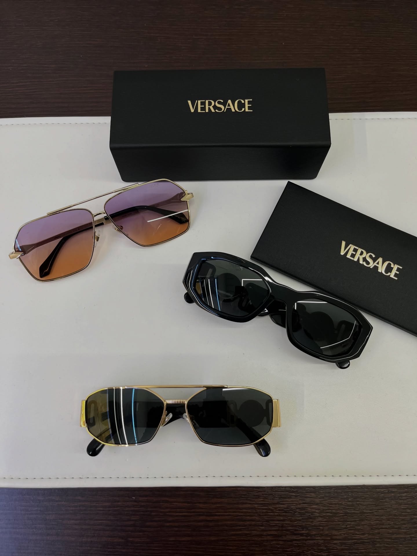 Linee pulite. Identità decisa.
Gli occhiali Versace sono il dettaglio che trasforma tutto — senza sforzo.
Scopri la collezione e trova il tuo modello.
Ora disponibili nel nostro store online.
#versace #versacesunglasses #versaceeyewear