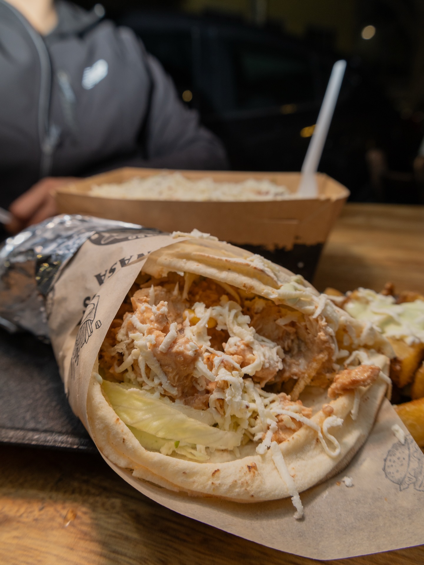 🍽️ Lugar recomendado: @elgordoyelflaco70
📌 Lee la nota completa en Bloggaleriadearte.com
Es un lugar auténtico, manteniendo vivo ese primer puesto en el carrito que los vio nacer, pero ofreciendo ahora un local con toda la infraestructura para que puedas sentarte con el parche mientras te enfrentas a platos que desafía cualquier dieta.