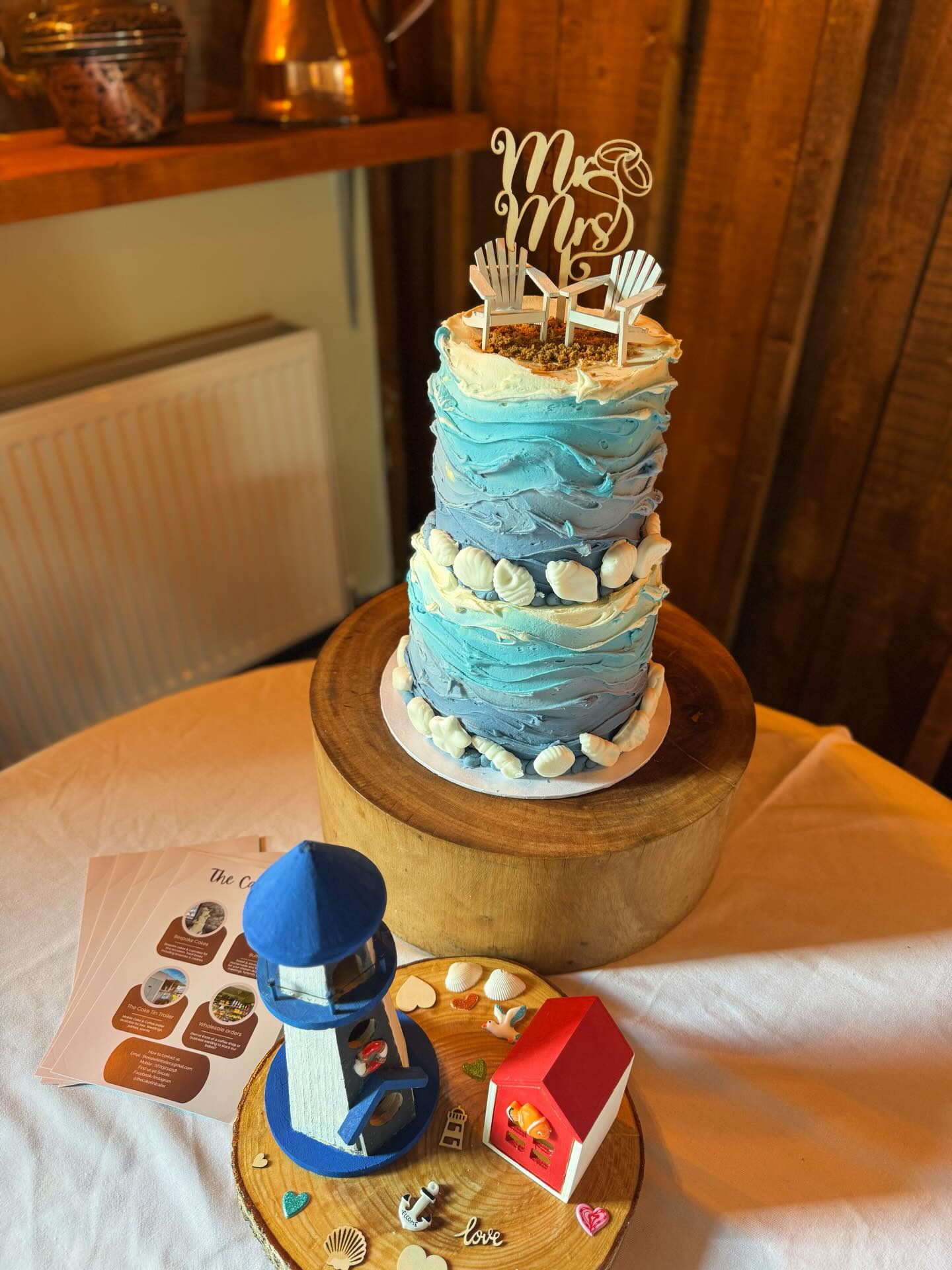 Mr & Mrs ๐๐๏ธ ๐
Loved making this wedding cake recently, the beach / water theme fitted so well with all the room decor