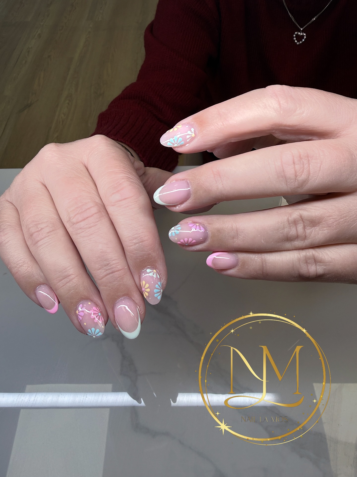 🌸 SOMMERBLUMEN AUF DEINEN NÄGELN 🌸
Der Sommer ist nicht nur Sonnenschein… sondern auch die Zeit der schönsten Blumen – jetzt direkt auf deinen Nägeln 💅
Bei La Mos bringen wir den Sommergarten auf deine Hände:
🌼 Zarte Mini-Blumen – perfekt für einen eleganten Look
🌺 3D-Blumen – auffällig & voller Persönlichkeit
🌸 Süße Pastelltöne – der perfekte Summer-Vibe
✨ Jedes Nageldesign ist nicht nur Schönheit, sondern deine ganz persönliche Story.
💖 Welchen Blumenstil liebst du? Schreib uns und wir finden dein perfektes Design!
#LaMosNails #SommerNägel #BlumenNägel #PastellVibes #NagelTrend