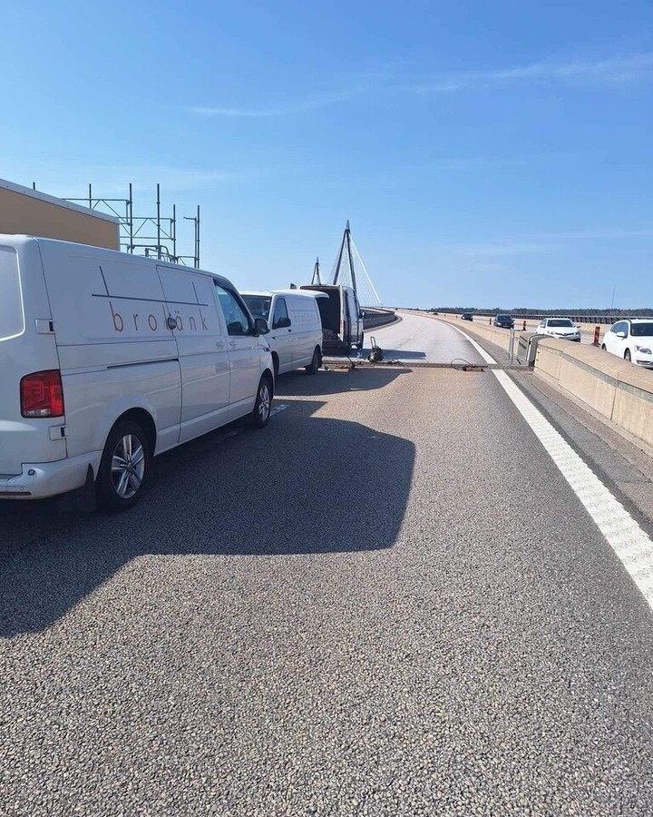 Underhåll av de stora övergångskonstrutionerna på Uddevalla bron lider mot sitt slut
Det sitter Maurer D1080 som hanterar från 0-1080 mm. Det vill säga att om det inte satt världens bästa övergångskonstrutioner skulle det vara ett gap på 1080 mm vid respektive landfäste vid en riktigt kall vinter.
Dessa är även bullerdämpade för att boende intill bron inte ska störas.
Vi förlänger den tekniska livslängden på de massiva konstruktionerna med 20-25 år. Vi har bytt tätprofiler och lager på svängtraverserna.
Underhåll i rätt tid spar stora summor innan något mer kostsamt går sönder.
Här har vi haft ett samarbete med tre rutinerade tyska montörer från Maurer tillsammans med vårt svenska gäng på tre man från BroLänk Sverige och produktionschef Kenny från BroLänk Väst.
Vi kan efter denna kombinerade utbildning med rejäl handpåläggning kunnat konstatera att vi har fyra vassa killar på plats i Sverige nu.
Vi är stolta över att ha genomfört detta projekt med högsta precision och kvalitet. Tack vare det samlade arbetet och expertisen från vårt team kan vi nu se fram emot att Uddevallabron fortsätter att vara en säker och tillförlitlig del av infrastrukturen under många år framöver.
Ett stort tack även till våra partners och kunder för förtroendet och samarbetet. Vi ser fram emot fler spännande och utmanande projekt tillsammans.
#BroLänk #Uddevallabron #infrastruktur #underhåll #samarbete #kvalitet #framtidssäker #byggbranschen #teamwork