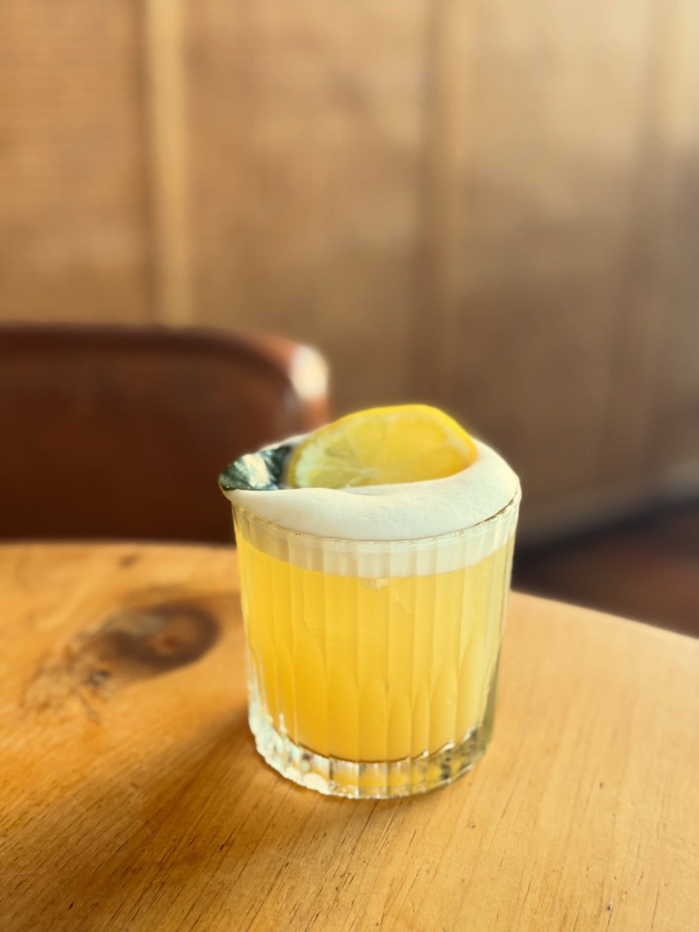 🌊 SHORE THING ✨NEW ✨ zesty citrus and passionfruit sour, shaken with aromatic lime leaf tea syrup & velvety vodka, topped with a pillowy foam 🍋🍸
—
fancy a little cocktail this eve? Join us for 4 for 3 Thai tapas Thursdays too 🫶
—
#passionfruitsour #islandcocktails #thaiinspiredcocktails #southamptoncocktails