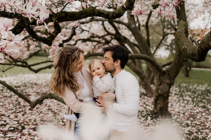 Die Outdoor-Saison ist endlich gestartet ☀️
Jede Jahreszeit hat so wunderschöne Kulissen zu bieten, wenn du aber die Blüte im Frühling besonders liebst - ist das deine Chance für 2026.
Am 24.04. findet mein Special-Shooting statt, in einem wundervollen Blütenmeer.
Perfekt für:
🌸 Familien, Paare & Babybauch
🌸 endlich neue Fotos von euch
🌸 eine kurze Session mit Kindern
🌸 Momente voller Spaß, Leichtigkeit & Emotionen
Ich habe noch 3 Plätze zu vergeben 🫶
Sei schnell und freu dich auf ein Erlebnis mit deinen liebsten 💘
⬇️
Die Blüte hält wie immer nur kurz und ist einmalig im Jahr 🌸
#spring #frühling #springshoots #springblooms