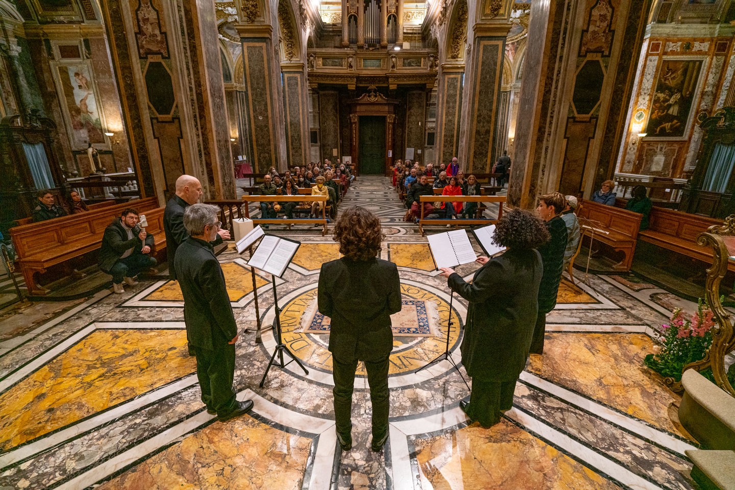 Il testo dei #Salmi è stato protagonista dell’evento La #cetra di #Davide, prodotto dal #festival #Spiritualia,
Nella meravigliosa cornice di S. Maria dell’Orto, i Salmi sono stati declinati nelle #cantillazioni in lingua originale (ebraico), nella #recitazione in italiano, nel #canto #gregoriano) e in #polifonia.
Olek Mincer, #attore e cantore, ha interpretato la figura del re Davide, accompagnandosi con la cetra, mentre l’Ensemble #Opera Omnia, nella formazione “a Cappella”, ha dato vita alle sontuose #musiche della tradizione cattolica tra #rinascimento e #barocco, in perfetta sintonia con la chiesa ospitante.
Il pubblico di Spiritualia ha sottolineato la singolare #performance con numerosi e calorosi applausi.
#Roma #concerto #festival #spiritualità #polifonia