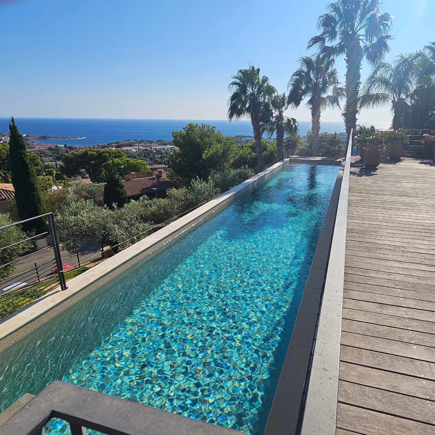 Rénovation piscine 17x4x1,65, réfection de toute les pièces à sceller, rampe de minispot LED, Membrane armée 3D Touch RENOLIT Gamme Sublime. Merci à Flo Piscine pour son aide ! 👍
#renovationpiscine #membranearmée #bandol