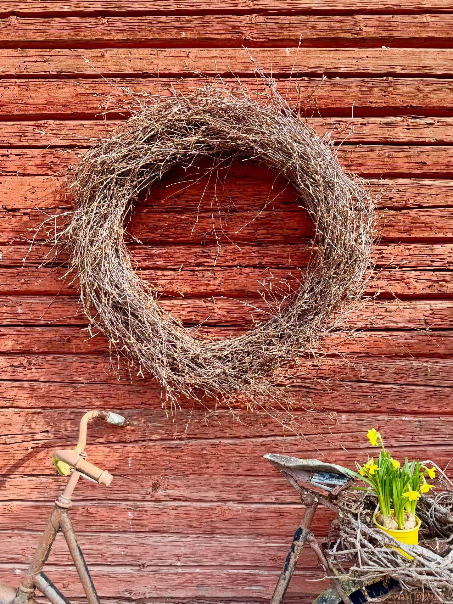 Isoja kransseja.
Arvatkaapa halkaisija!
-Enhän mä kauempaa jaksa odottaa…
Halkaisija 92cm!