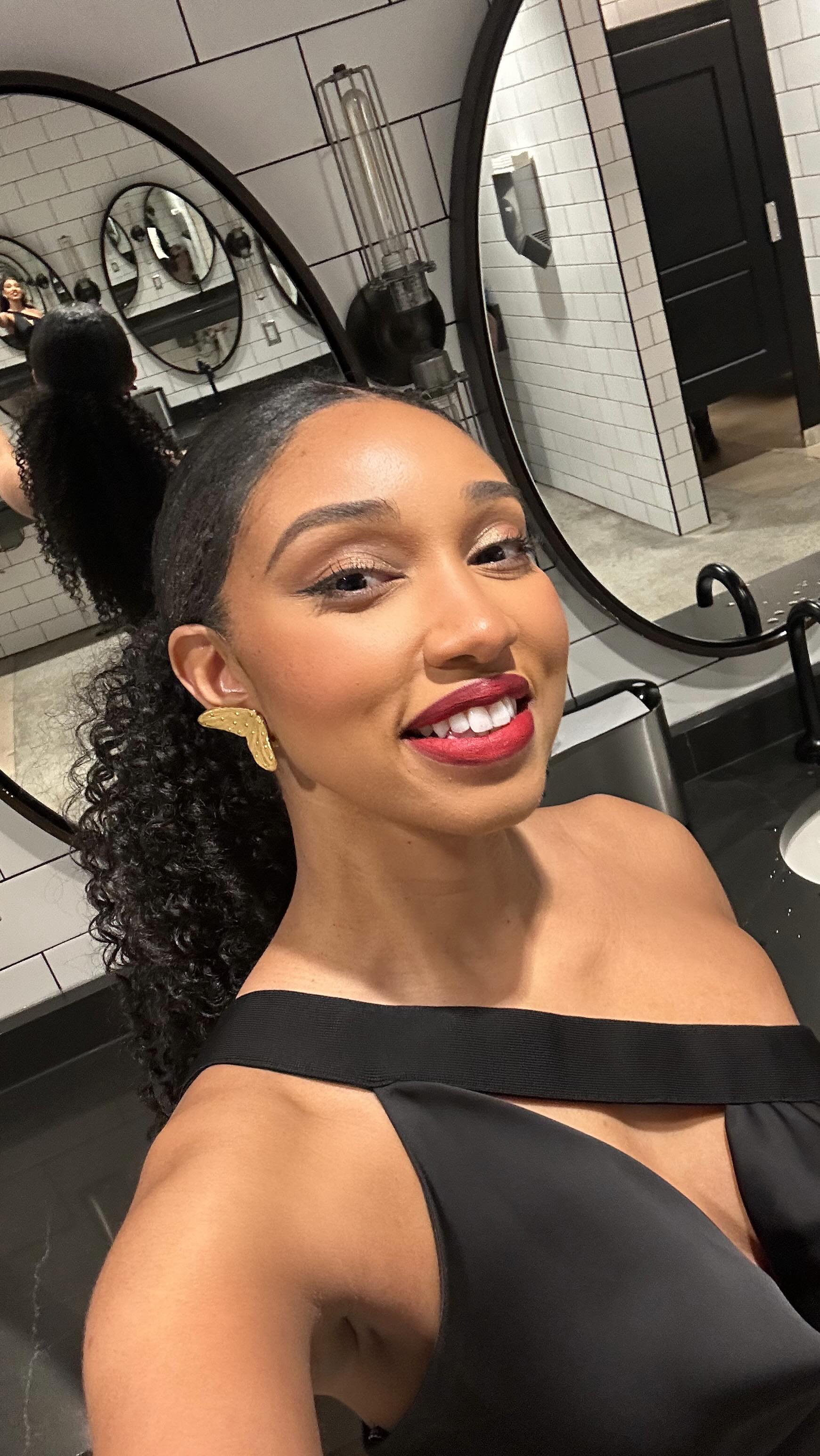 🌑 Fly Me to the Moon - Frank Sinatra Cover ✨
See you live in DC tonight 4/10 for @sofarsounds @sofardc
#flymetothemoon #coversong #jazz #chinarahill