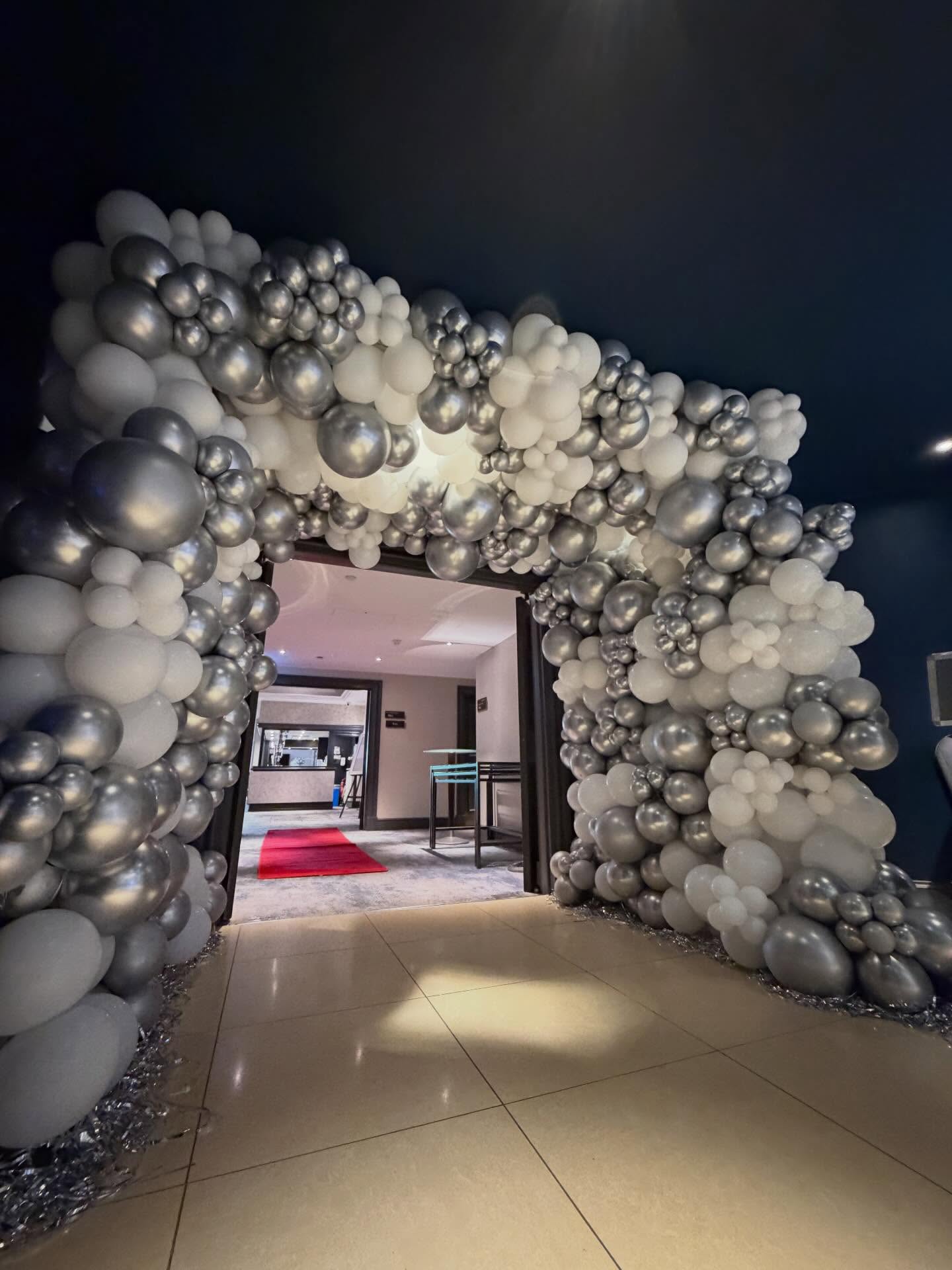 Step in to the party of the year 🪩🤍
@cardiffmarriott 📍
#organicballoon #balloonarch #balloondecoration #cardiffballoons #anniversaryballoons