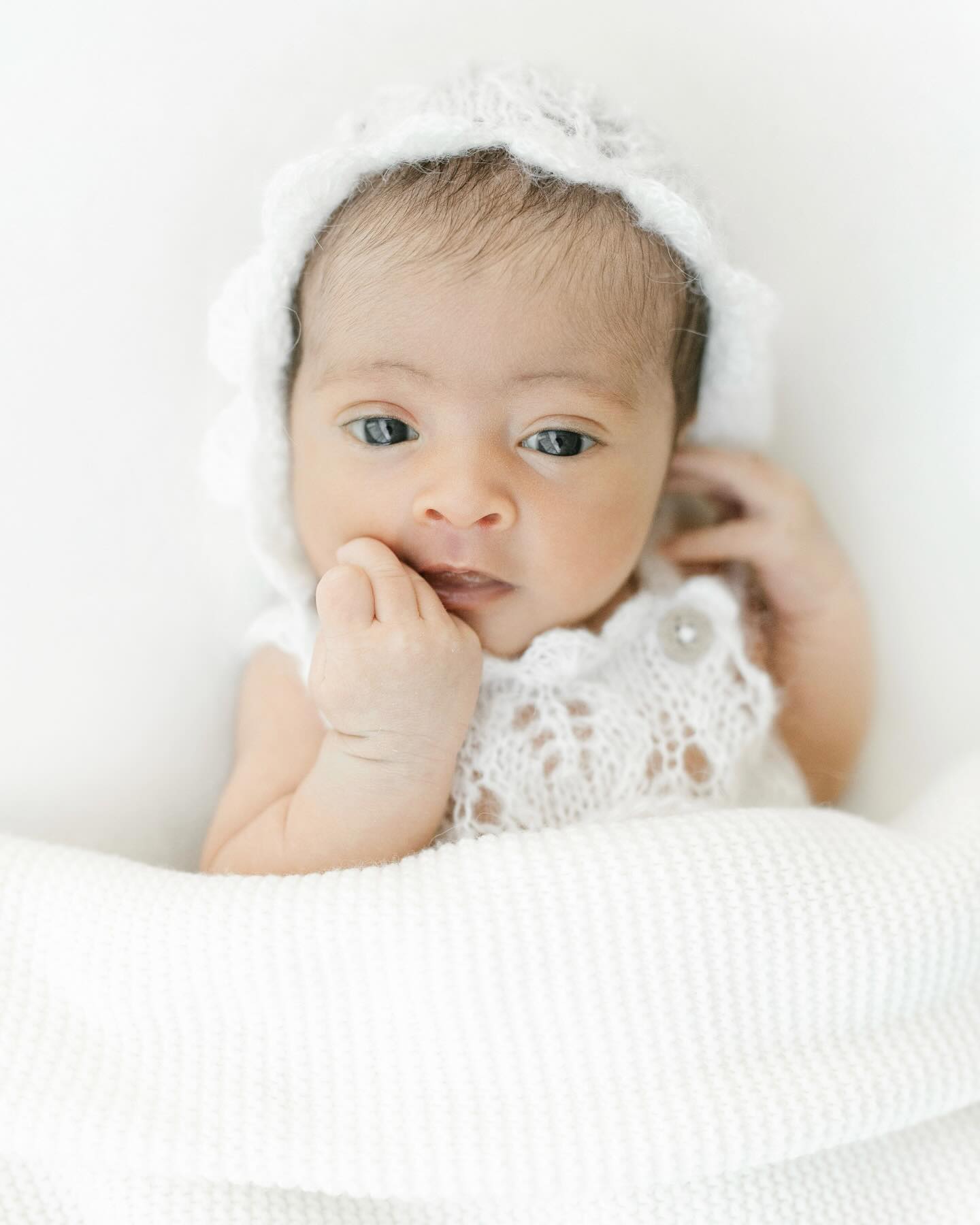 O ensaio newborn é sobre guardar para sempre uma fase muito especial. Os traços tão delicados, os primeiros dias em casa, a forma como o bebê se encaixa perfeitamente no colo dos pais…
E com o passar dos anos, essas fotos se tornam um presente para o próprio bebê. É ali que ele vai poder ver o quanto foi esperado. O cuidado em cada detalhe. O amor nos olhares. 🤍
As fotos com os pais contam sobre o início de tudo.
Sobre o colo que acolheu, protegeu e ensinou o que é o amor. E quando existe um irmão mais velho… existe também o começo de um vínculo que perdurará a vida toda. Um amor que nasce ali, ainda novo, mas que vai crescer junto com eles. Essas imagens guardam exatamente esse primeiro encontro, tão puro, tão verdadeiro.
No futuro, quando tudo já tiver mudado… essas fotografias vão continuar contando sua história.
E é aí que mora a maior importância delas: permitir que esse começo seja lembrado com detalhes. ✨