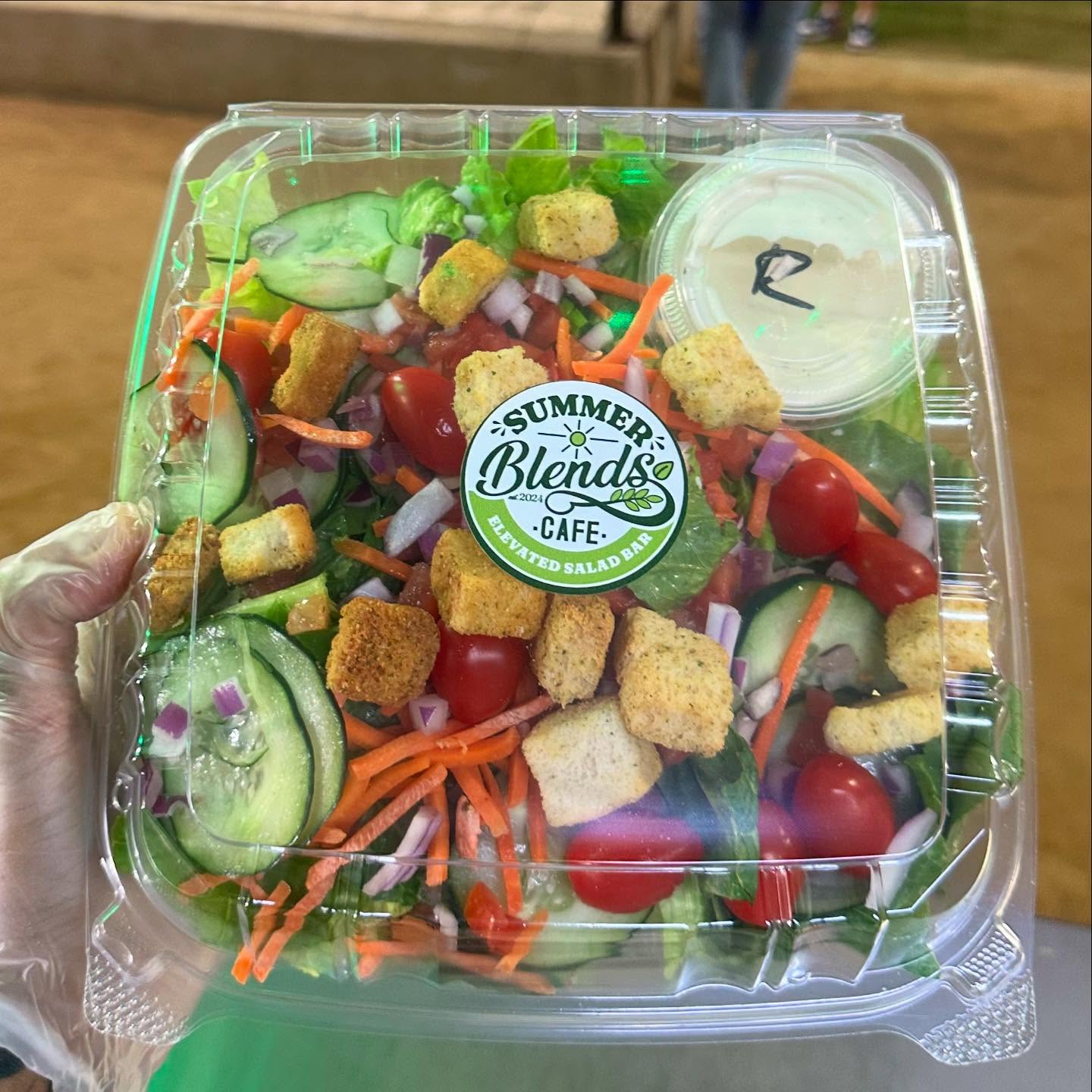 Just wanting a simple garden salad @crossovertexas @thefieldhousetexas ? We’ve got you covered!🥗🙌
#summerblends #summerblendscafe #garden #salad #healthiswealth #healthyliving #healthyfood #yum #refreshing #delicious #fresh #simple #clean #ingredients