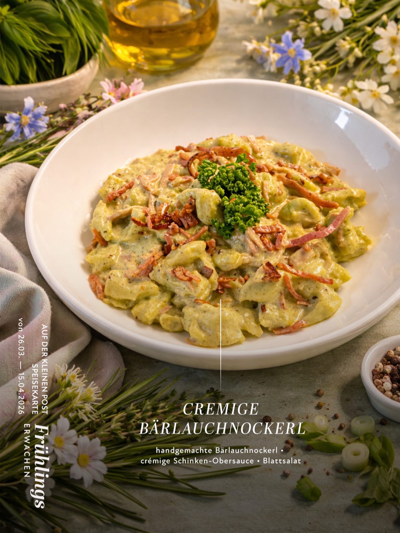 Oh, was wäre der Frühling ohne diesen köstlichen Klassiker?
Nockerln haben in der österreichischen Küche schon lange ihren festen Platz, und wenn dann auch noch Bärlauch dazukommt – eines der ältesten Wildkräuter überhaupt – wird daraus genau der Geschmack, auf den wir uns jedes Jahr freuen. Handgemacht, zart, aromatisch und herrlich cremig, dazu Blattsalat und feine Schinken-Obersauce. Auf Wunsch natürlich auch fleischlos.
Ein Teller voller Frühling, der einfach gute Laune macht.
Jetzt reinklicken und Lust auf den nächsten Besuch holen. 🌿