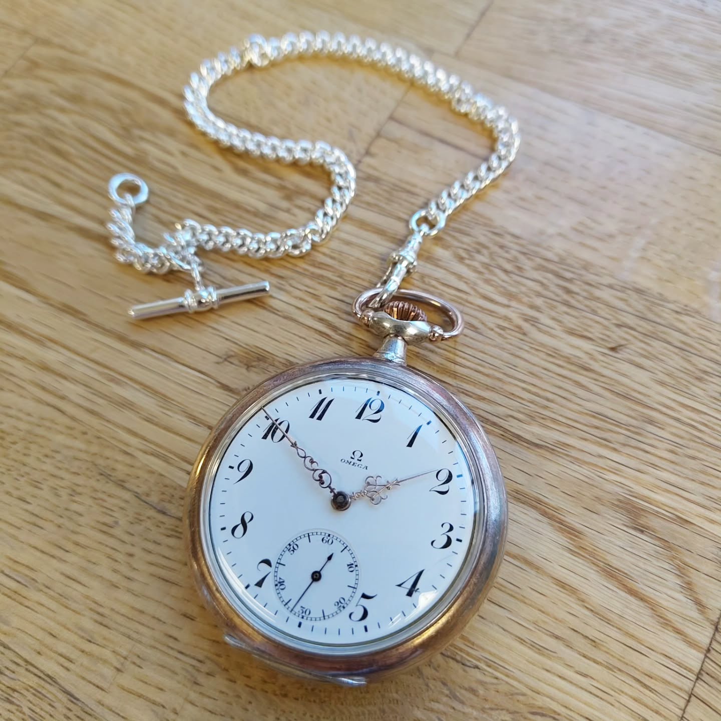 Till salu i verkstaden: Omega fickur i silver från ca. 1916. Ett urverk som i stor utsträckning är handgjort är ny till salu hos oss. Urtavlan är av emalj och i nära perfekt skick. En kedja av solid silver medföljer. Klockan är varsamt renoverat hos oss och säljs med 2 års garanti. Pris 7500:-
#tidlösaur #urmakeri #omegapocketwatch #ulvakvarn