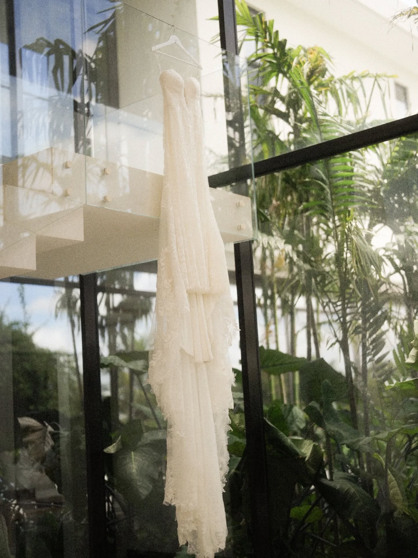 Hochzeit in Santa Cruz in Bolivien, was für ein Tag.
Gestern durfte ich die Hochzeit von Belén & Roman begleiten 15 Stunden voller Energie, Emotionen und so vielen tolle Menschen. Rund 6000 Bilder später habe ich heute schon eine kleine Auswahl direkt auf dem Handy bearbeitet, damit ihr ganz schnell einen ersten Eindruck bekommt.
Was mir besonders aufgefallen ist: Hochzeiten hier fühlen sich anders an als in Deutschland, dazu erzähle ich euch bald mehr.
Mein persönliches Highlight?
Die "hora loca" die verrückte Stunde am Ende der Feier hat gestern alles getoppt. Das ist der Moment, wo alle Hemmungen fallen: Kostüme, Konfetti, verrückte Musik und Ballons. Die Gäste haben getanzt, gefeiert, gelacht, fast wie der Karneval in Köln.
Vielen Dank Belen und Roman für dieses unglaubliche Abenteuer, ich freue mich riesig auf die Reise mit Euch und Euren Gästen durch Bolivien.
#destinationwedding #heiratenimausland #traumpaar❤️