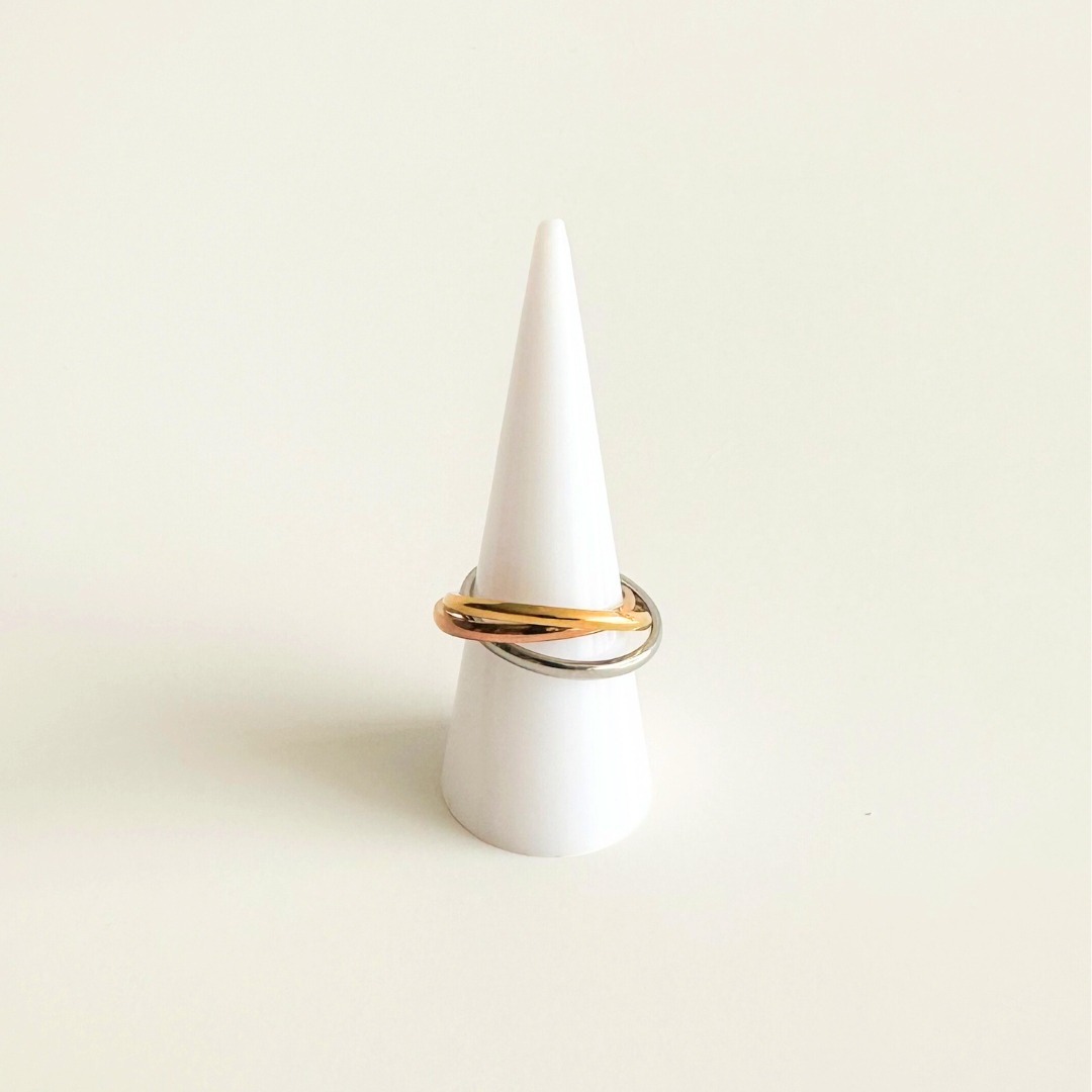 ✨Tres veces el encanto en un solo anillo.
💍 El anillo LETO esta perfecto para cualquier ocasión.
.
- Oro laminado de 14k. (Dorado, Blanco y Rosa).
- Hipoalergénico y con garantía.
- Waterproof.