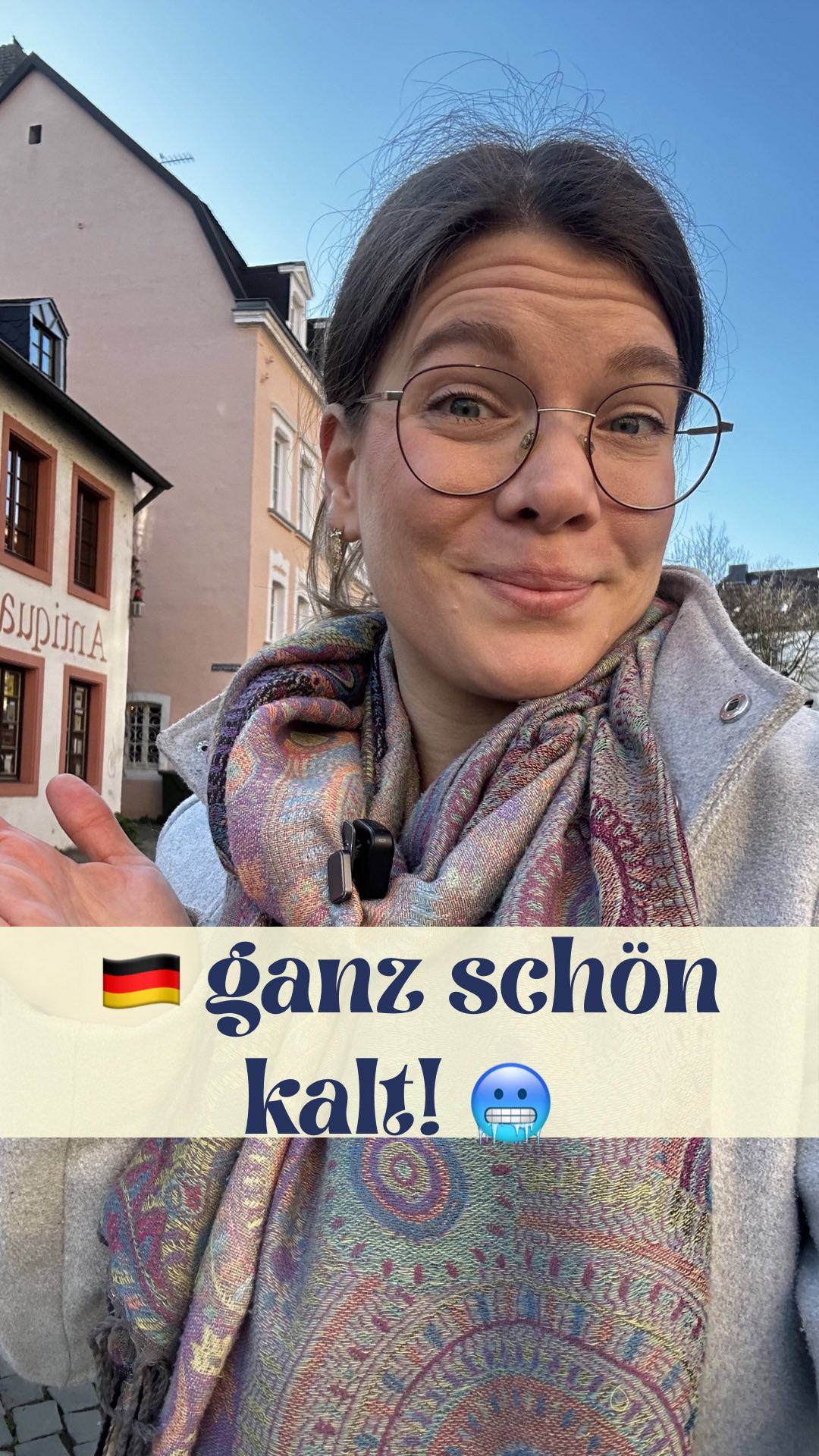 „Es ist ganz schön kalt!“ 🥶
Achtung: Das bedeutet nicht, dass ich das schön finde! 😄
➡️ „ganz schön“ = „sehr“ und wird oft mit negativen Dingen benutzt.
Zum Beispiel:
➡️ Es ist ganz schön kalt.
➡️ Die Prüfung war ganz schön schwer.
➡️ Ich habe ganz schön viel gearbeitet.
➡️ Das Training war ganz schön anstrengend.
💡 Mit solchen Ausdrücken klingst du direkt natürlicher und wie ein Muttersprachler!
💬 Jetzt bist du dran:
Übe mit mir und schreib dein eigenes Beispiel mit „ganz schön“ in die Kommentare! 👇😊
Liebe Grüße
Deine Deutschlehrerin
Verenita
🖤❤️💛
#deutschlernen #umgangssprache #wortschatz #deutschb2 #deutschmitverenita