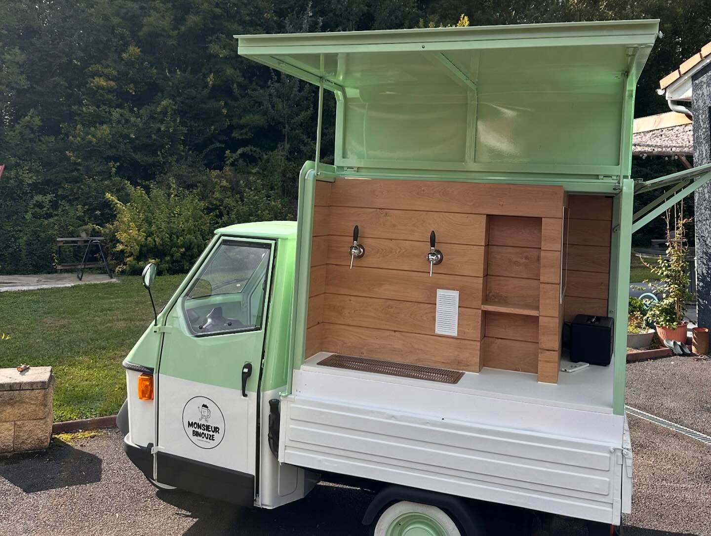 Plus qu’un Beer truck 🍺 Monsieur Binouze peut vous faire vibrer devant du sport, mais aussi rigoler à travers un diaporama, user vos cordes vocales avec un Karaoké 🎤 Votre allié idéal pour vos événements
#beertruck#chanter#sport#mariage#séminaire#fête#bar#bière