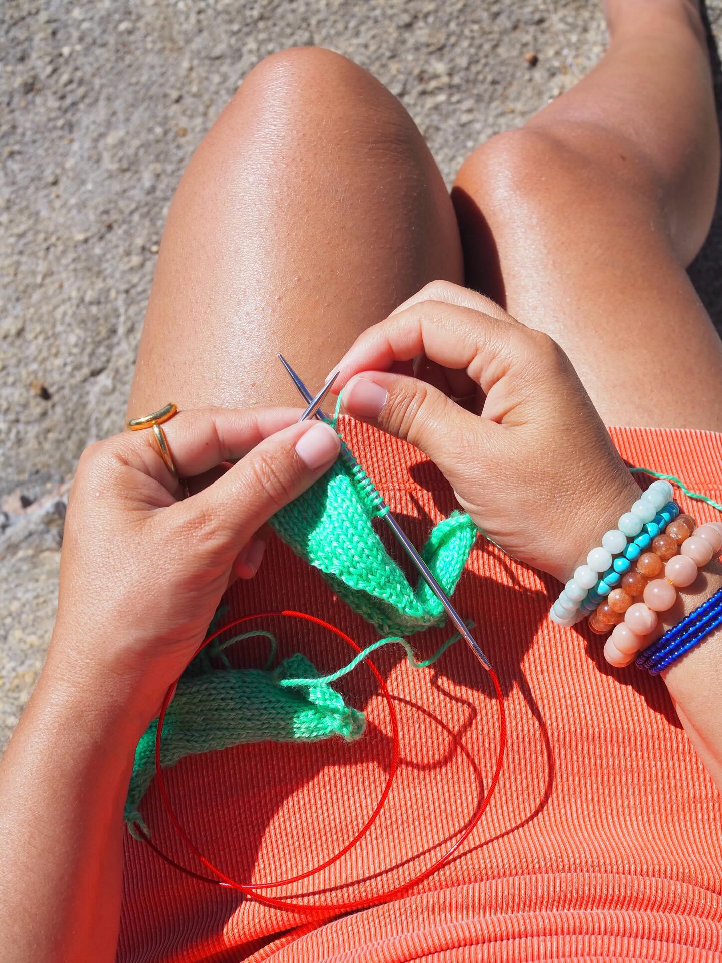 Et maintenant je me régale avec ce vert.
Fils . MT @yarnbysimone Couleur Old Pine 🌵
__________________________________
#atelieremiliedesigns
Tricot Knit knitting tricot
