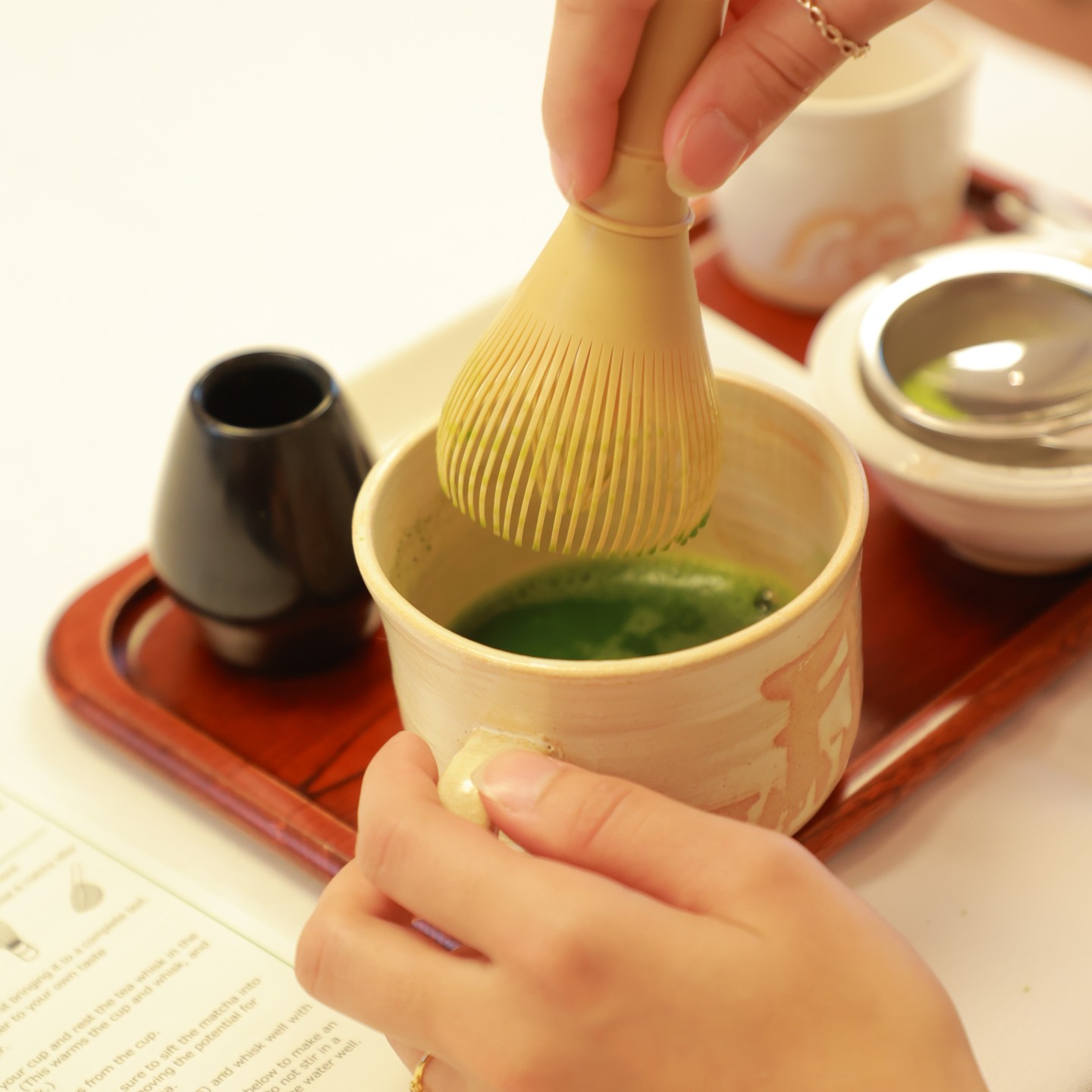 Pay close attention to the tea master’s graceful movements, or you might miss out on the perfect matcha. 🍵
But remember, it’s not just about the ritual—it’s about enjoying the moment. That is the true essence of the Japanese tea ceremony: mindfulness and joy in simplicity.
Observez attentivement les gestes précis du maître du thé, ou vous pourriez passer à côté d’un délicieux matcha. 🍵
Mais au-delà des règles, c’est le plaisir du moment qui compte. C’est là toute l’essence de la cérémonie du thé japonaise : la simplicité et la pleine conscience dans la joie.
#ExploreSetouchi #SamuraiJourney #SetouchiBreweryTour #SetouchiSamurai #JapaneseBrewingArt #SamuraiAndNature #HeritageAndFlavor