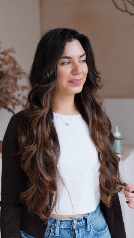 La nature fait le reste. 🌿
This is what happens when you let plants do the work.
Warm. Wild. Botanical.
A full botanical colour on long hair — no ammonia, no compromise. Just the pure alchemy of plant pigments transforming hair from the outside in.
This is not a chemical result. This is nature, refined.
Ce sont les plantes qui parlent. 🍃
✨ Botanical colour consultations now open — link in bio.
@voyteckphoto
@cassie_voudouri
@couleursgaia
At @koop.london
#botanicalhair #plantbasedcolour #londonsalon #hairwellness #couleursgaiauk