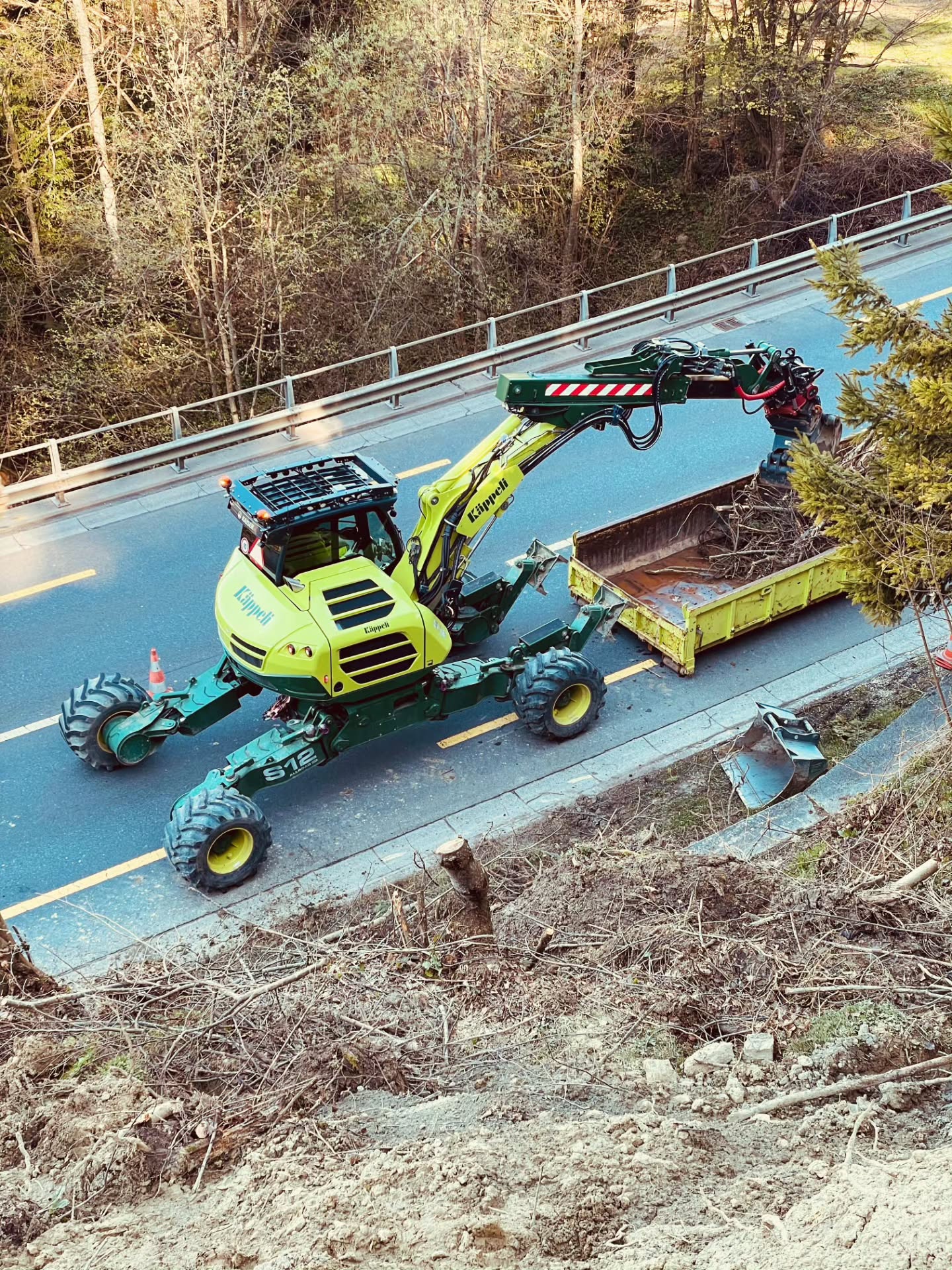 Gestern durften wir im Auftrag des Kantons Schwyz eine Böschungssicherung auf der Strecke zwischen Schwyz und Sattel instand stellen.
Durch starke Nässeeinflüsse war Erdmaterial abgerutscht und bis zur Hauptstrasse vorgedrungen. Das Material musste vollständig abgetragen, aufgeladen und abtransportiert werden.
Unter der Rutschmasse kamen Felsen zum Vorschein – die Ursache für den Abrutsch.
Mit unserem Kaiser S12 Schreitbagger konnten wir die Arbeiten effizient und innerhalb eines Tages ausführen.
Die Böschung ist nun wieder stabil, und weiteres Abrutschen Richtung Hauptstrasse ist verhindert.
@kaiserag_official
@alex.klocker
#käppelischwyzag #erdrutsch #kaisers12 #kaiser #schreitbagger