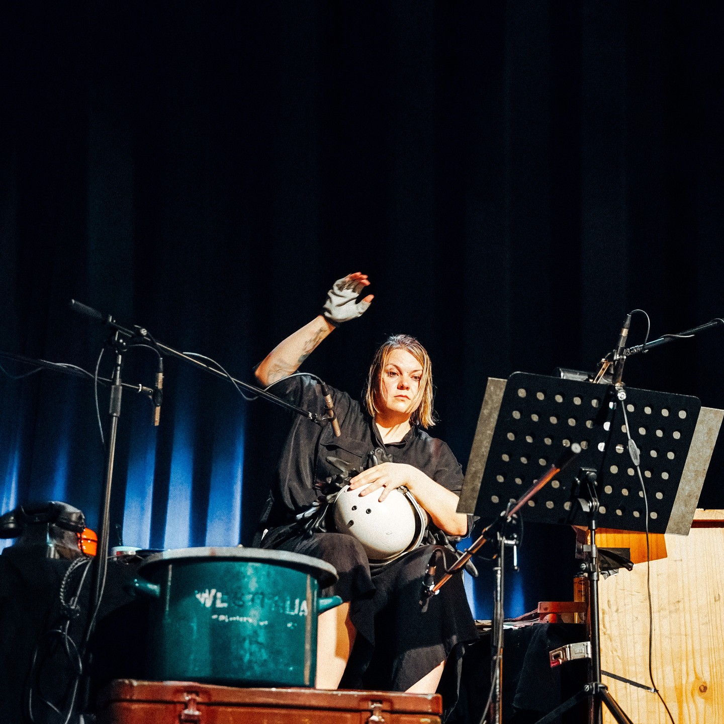 👾 Leipzig aufgepasst! Heute Abend gibt es etwas auf die Ohren; eine akustische Alieninvasion auf dem @hoerspielsommer in Leipzig. 👾
Ich freue mich auf interplanetarische Bühnen-Quality-Time mit meinen Freund*innen von @theatermienenspiel
20:30 Uhr geht es los. Alle Infos findet ihr hier @hoerspielsommer
Zudem gibt es einen schönen Beitrag zu Deutschlands größten Hörspielfestival auf @deutschlandfunkkultur . Den Link findet ihr in den Kommentaren.
Also kommt rum! Das Wetter ist Ambiente zum Stoff!
Das erste Bild ist noch von der #sebastianfitzek "Das Paket"-Tour. Bildrechte: @lauscherlounge
Das wunderschöne Poster ist von @hawaiif3
#livehörspiel #hörspielsommerleipzig #hörspielliebe #hörspielfan #geräuschemacherin #geräuschemacher #foleyartist #womeninsound #kriegderwelten #scifi #scifibooks #sounddesigner #livegeräusche #audiobooklove #bühnenshow #ınstagood #soundartist #sperrmüllliebe