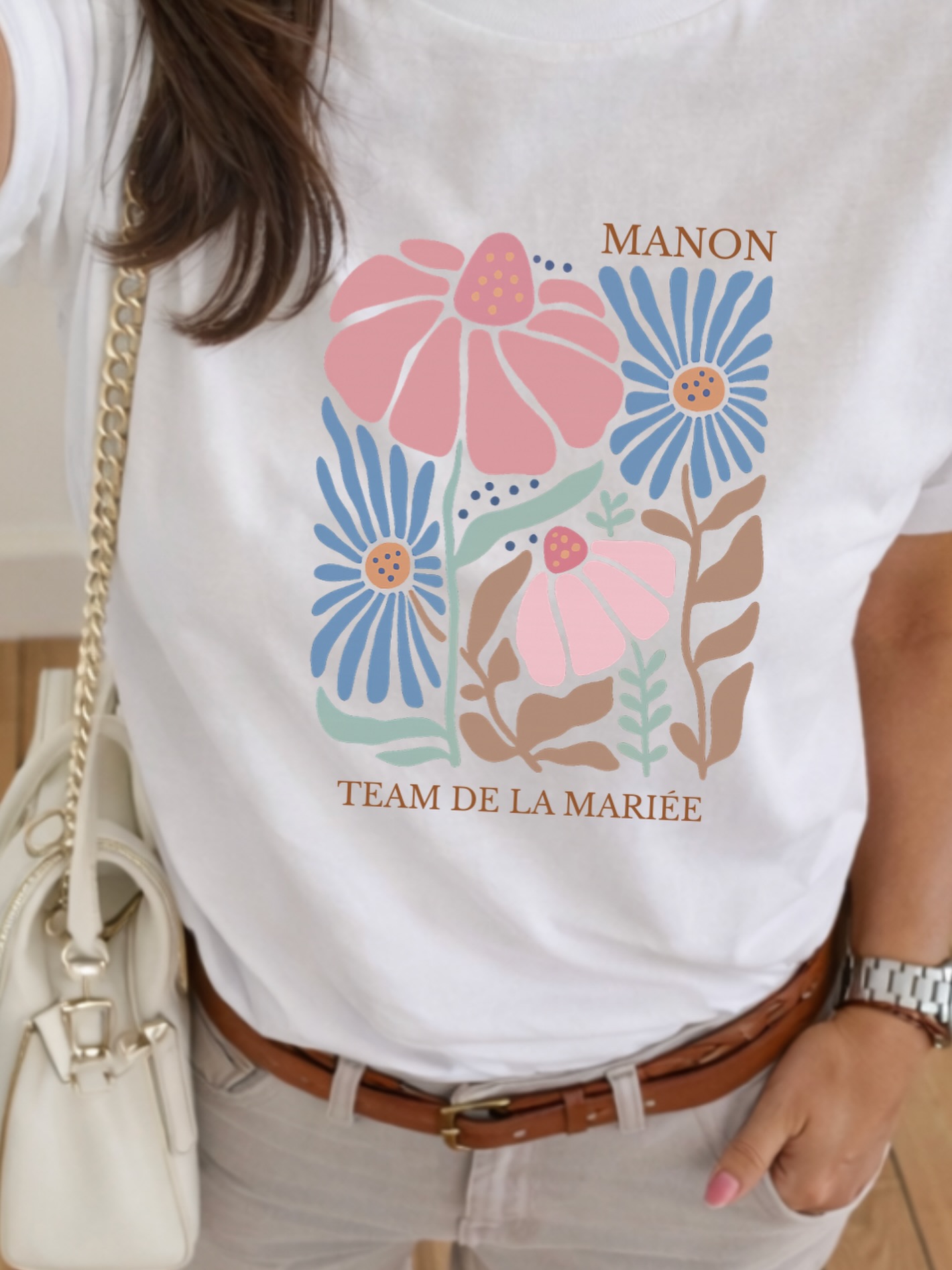 On imagine souvent un EVJF très marqué…
Et puis parfois,
on a juste envie de quelque chose de plus doux.
Plus léger.
Plus facile à porter.
Un t-shirt qu’on choisit pour le moment…
mais qu’on aura aussi envie de remettre après.
C’est souvent là que tout change.
💬 Vous vous voyez plutôt dans ce style… ou quelque chose de plus fun ? 😏
⸻
📍 Narbonne
📦 Envoi partout en France
👚 Flocage t-shirts & objets personnalisés
🧢 Casquettes • mugs • sacs
👰 EVJF • EVG • événements
✨ Boutique d’Esmée
#evjfderêve #tshirtpersonnalisé