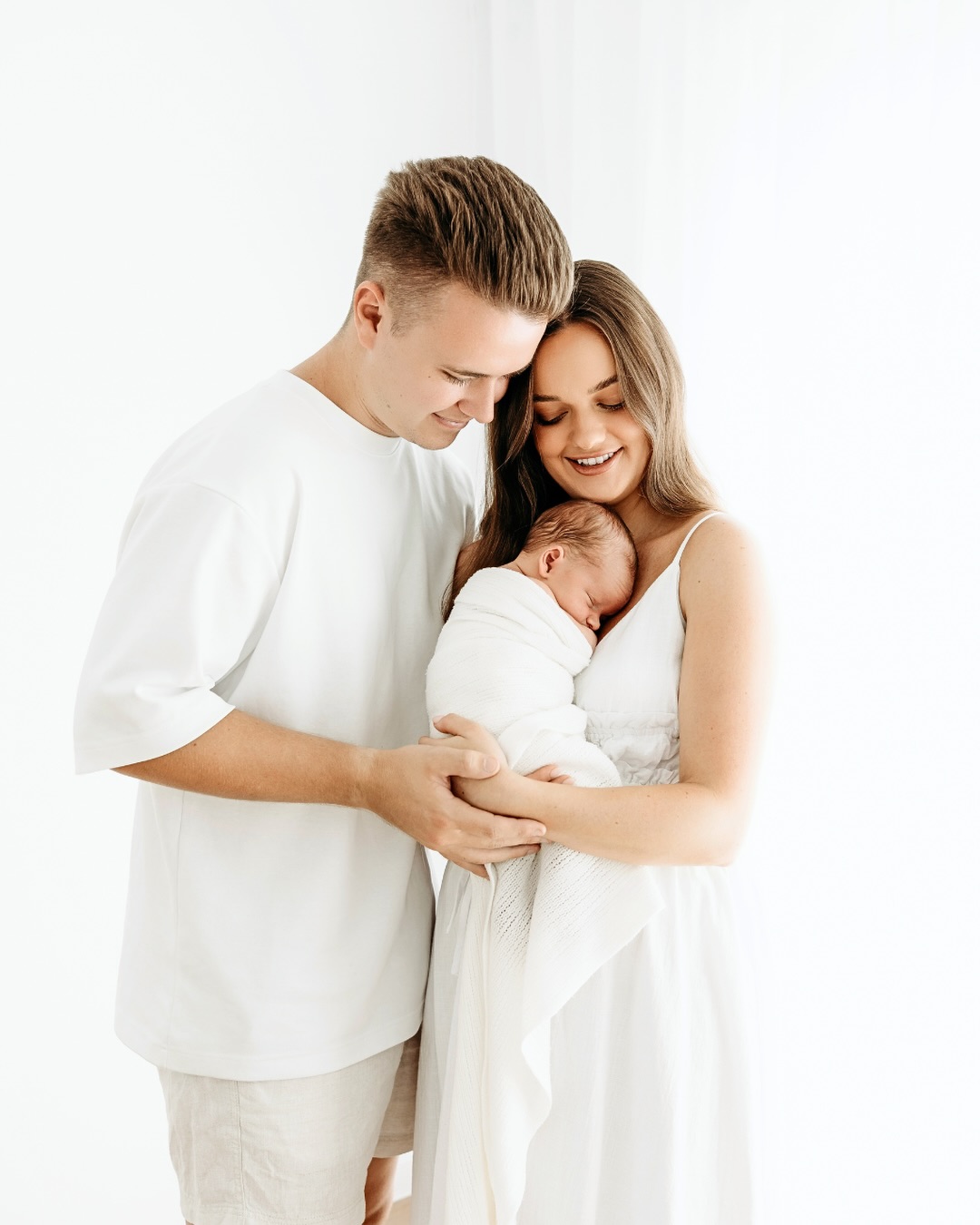 Sweet boy 😍 Jet at 13 days new was a cutie to capture, I adored meeting his parents and capturing these guys now they’re a family of 3 🤍
-
#brisbanefamilyphotographer
#brisbanenewbornphotographer
#brisbanematernityphotographer
#newbornphotography
#newbornphotographerbrisbane