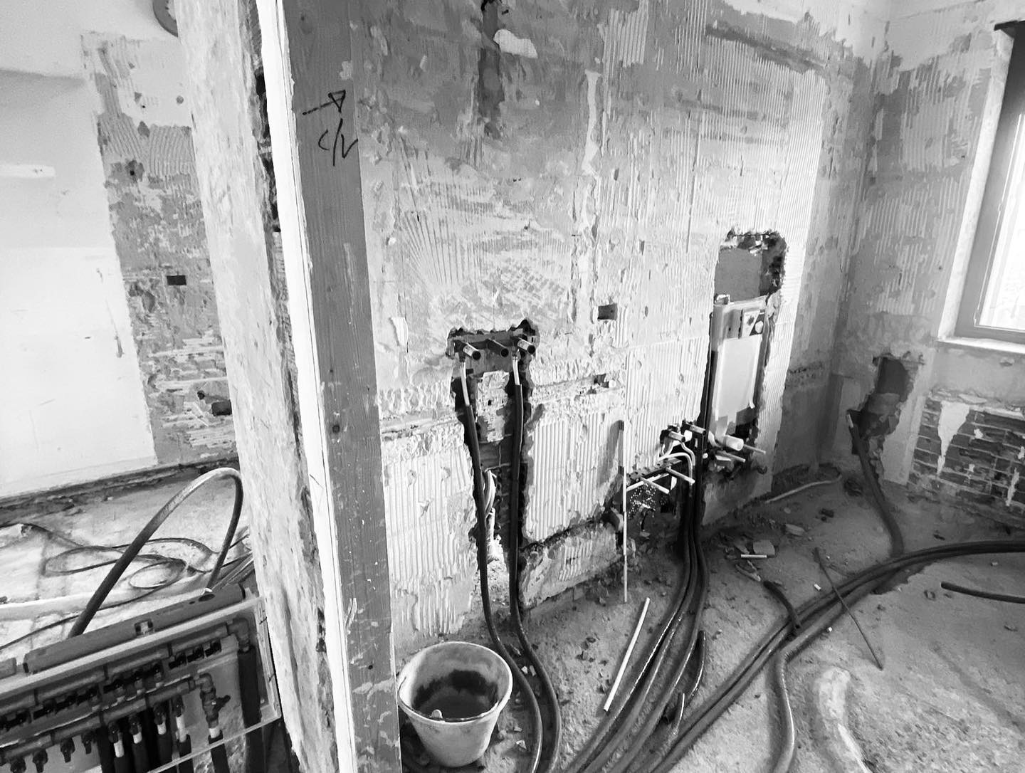 Intanto il cantiere procede…
#workinprogress #apiuaarchitetti #architettitorino #ristrutturazione #interiordesign #design #bathroom #impiantiidraulici #inthemaking #beforeandafter #ristrutturazioneinterni #ristrutturazionetorino