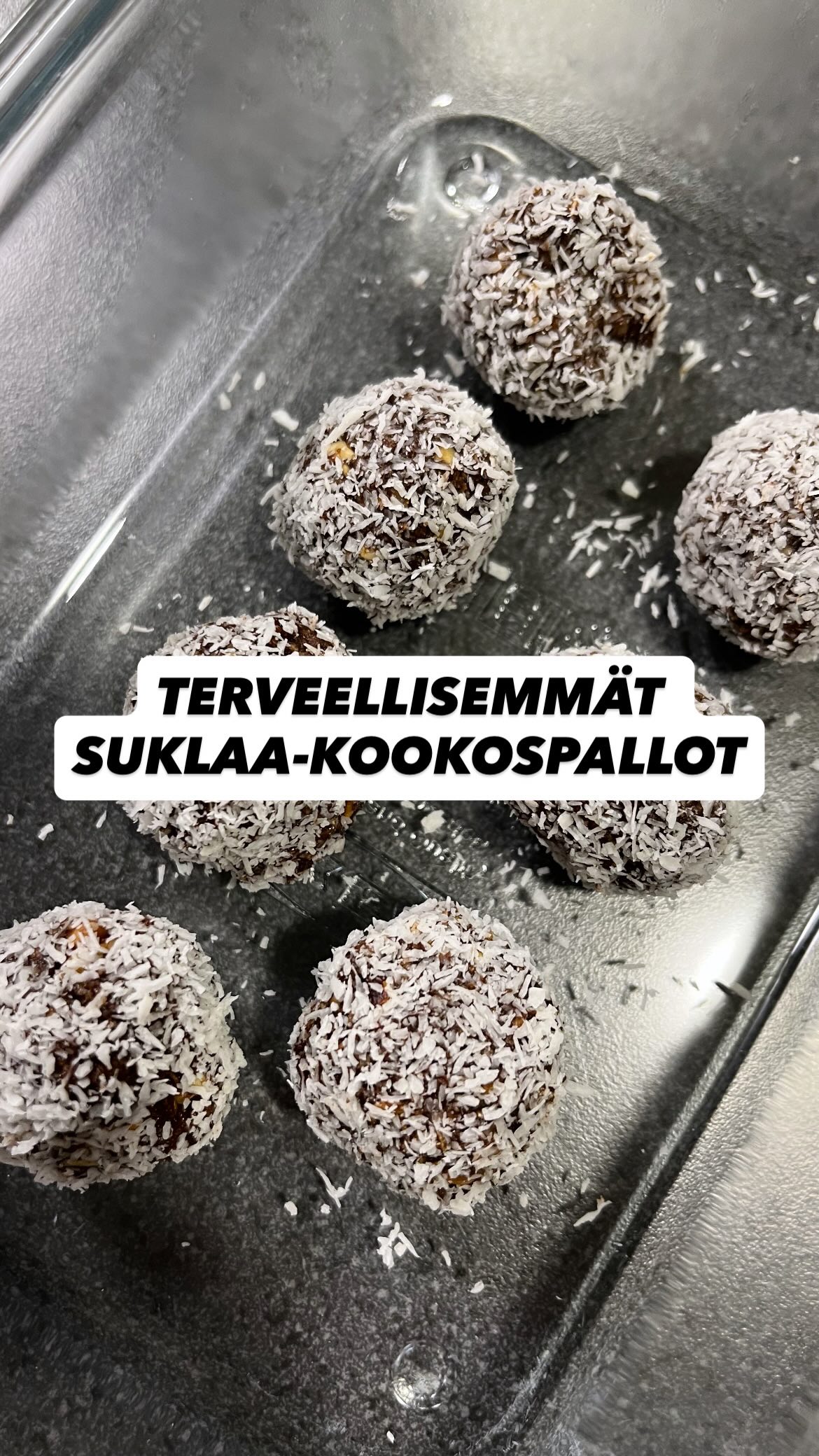 HERKULLISET SUKLAA-KOOKOSPALLOT!🍫🥥
Tässä terveellisempi versio suklaakookospalloista jotka on helppo tehdä kun tekee mieli jotain makeaa!👌🏻
Tarvitset:
🔸 1 dl kaurahiutaleita
🔸 1 rkl kaakaojauhetta
🔸 1 rkl maapähkinävoita
🔸 2 rkl hunajaa
🔸 2–3 rkl kauramaitoa
🔸 kookoshiutaleita
👉🏻 Jos haluat proteiinipitoisuutta nostaa niin lisää 2 rkl suklaan makuista heraproteiinia mukaan.
Valmistus:
1. Sekoita kaurahiutale ja kaakaojauhe (+ heraproteiini)
2. Lisää maapähkinävoi ja hunaja.
3. Lisää kauramaito ja sekoita tasaiseksi massaksi.
4. Pyöritä taikinasta palloja.
5. Pyörittele pallot kookoshiutaleissa.
👉🏻Laita jääkaappiin 20–30 minuutiksi.
Annoksesta tulee n. 6-8 kookospalloa. Superhyvää! 👌🏻
Tallenna resepti ja testaa! 💾
Ota tili seurantaan, jos terveelliset herkut kiinnostavat! ✅
#suklaakookospallot #terveellisempiherkku #jälkiruoka #ravinto #hyvinvointi