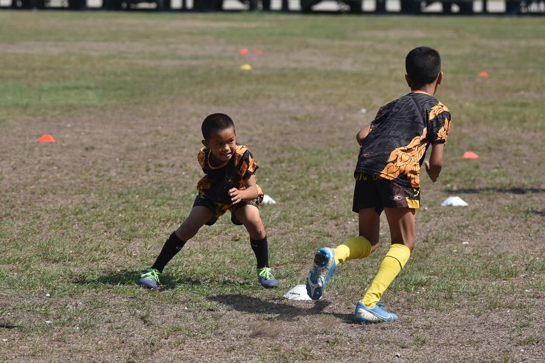 Another great morning run out with our Nak Suu kids. After last weeks day of fun swimming we were back at training again on Saturday.
We went back to some basics and worked on our skills in tackling and ball handling. We also have Huw from the Bangkok Lions U15 team earning his volunteer hours with us for his Duke of Edinburgh international award. He will be helping out the kids at training over the next few weeks
📸: Quentin Didier
#naksuu #naksuurugby #naksuurugbyacademy #rugby #worldrugby #bangkok #thailand #bangkoklionsrugbyfootballclub #children #underprivilegedchildren #charity #thefuture