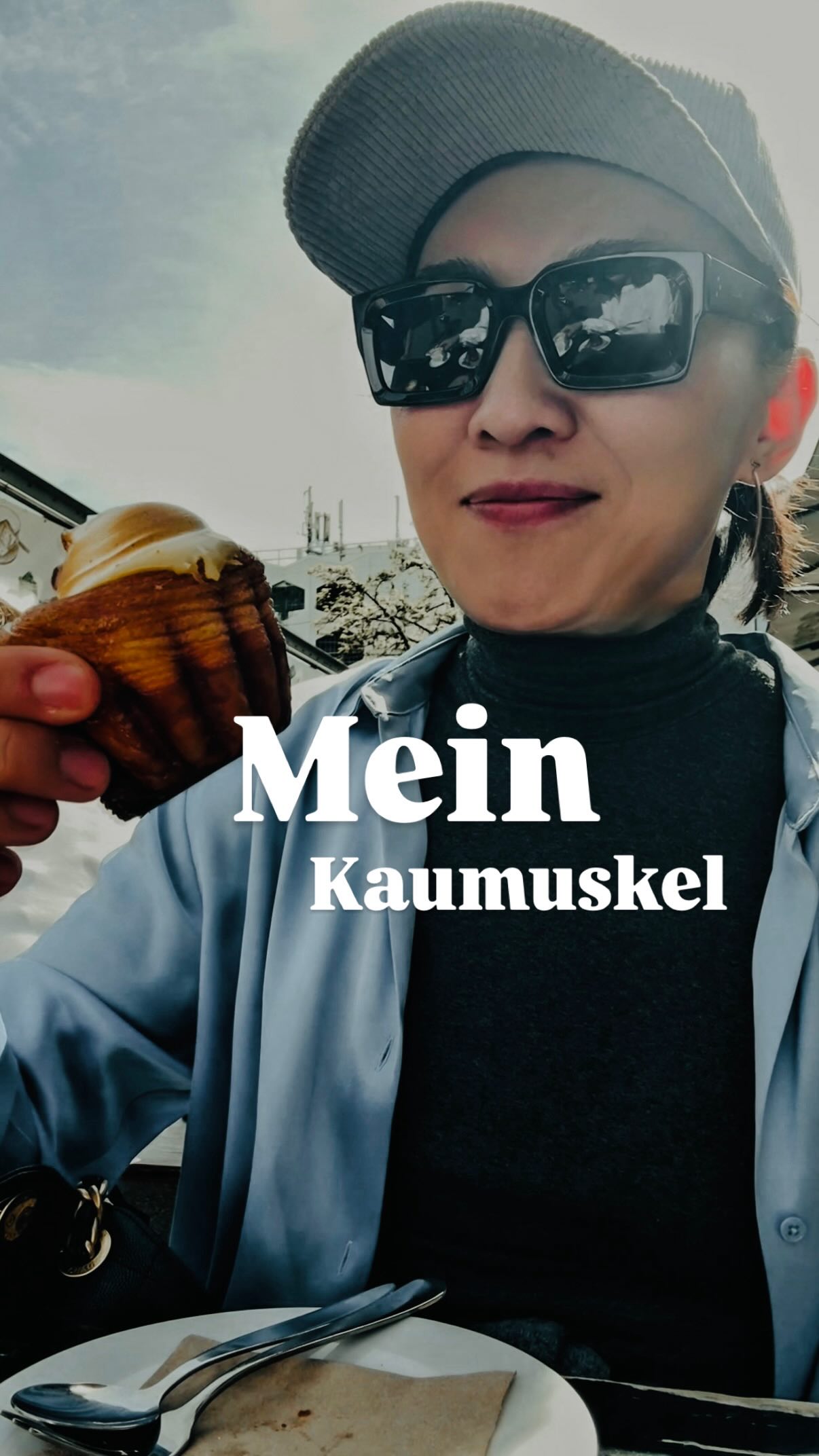 Schlankere Gesichtskonturen ohne OP mit Masseter Botox. ✨
Ein hypertropher Masseter Muskel (also großer starker Kaumuskel) kann das Gesicht breiter und kantiger erscheinen lassen. Durch gezielte Injektionen von Botulinumtoxin wird der Muskel entspannt, wodurch sich die Kieferpartie sanft verschlankt und das Gesicht femininer und harmonischer wirkt.
✔️ Konturierte Jawline
✔️ Verschmälerung des unteren Gesichts
✔️ Linderung von Zähneknirschen (Bruxismus)
✔️ Minimal-invasiv & nahezu schmerzfrei
Das Ergebnis ist eine V-förmige Gesichtsform ganz ohne Operation.
Aber wichtig ist die Individuelle Beratung für natürliche und ästhetische Resultate.
#masseter #kaumuskel #vshape #düsseldorf