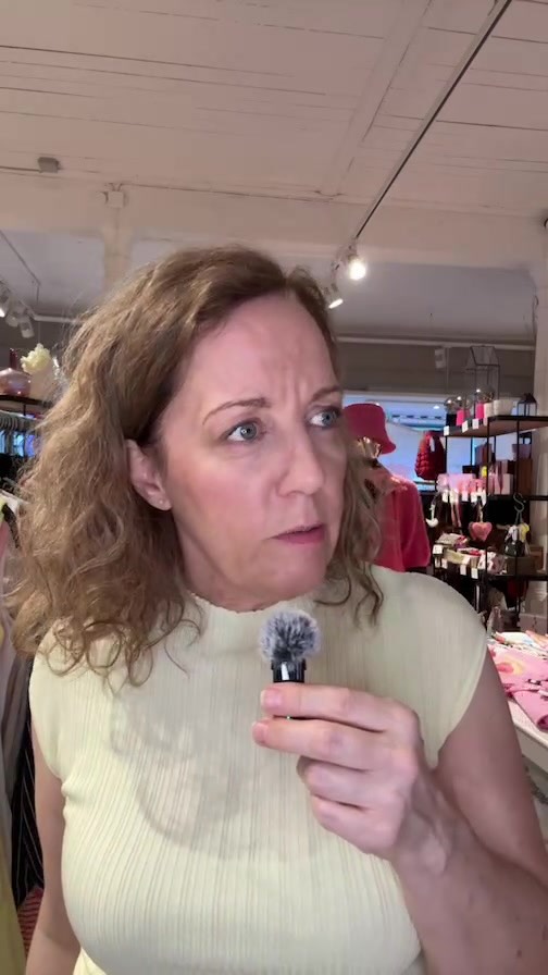 Wir waren live – und es war so schön! 🩷🥂
Melli und ich haben euch heute die frischen Neuheiten gezeigt, die ich Dienstag aus Hamburg mitgebracht habe – und wir sind dabei ganz tief in die Anprobe eingetaucht. So viel Spaß!
Den Anfang hat „DER PINKE PULLI“ gemacht 🩷 – weich, warm, wunderschön – für nur 54 €. Dann ging es los mit tollen Röcken, zarten Kleidern, lässigen Sportkombis aus kurzen Sweatshirts und den passenden Hosen, wunderschönen Blusen, einer coolen Jeansjacke und einem Jumpsuit zum Verlieben.
Kurz gesagt: richtig was vom Feinsten! ✨
Falls ihr beim Live nicht dabei sein konntet – kommt einfach vorbei und probiert selbst an. Wir freuen uns auf euch!
📍 Bergstraße 26, 27726 Worpswede
🕐 Mo–So, 11–18 Uhr
🌐 paulineworpswede.de
#paulineworpswede #neuheiten #frühjahrsmode #outfitinspiration #worpswede