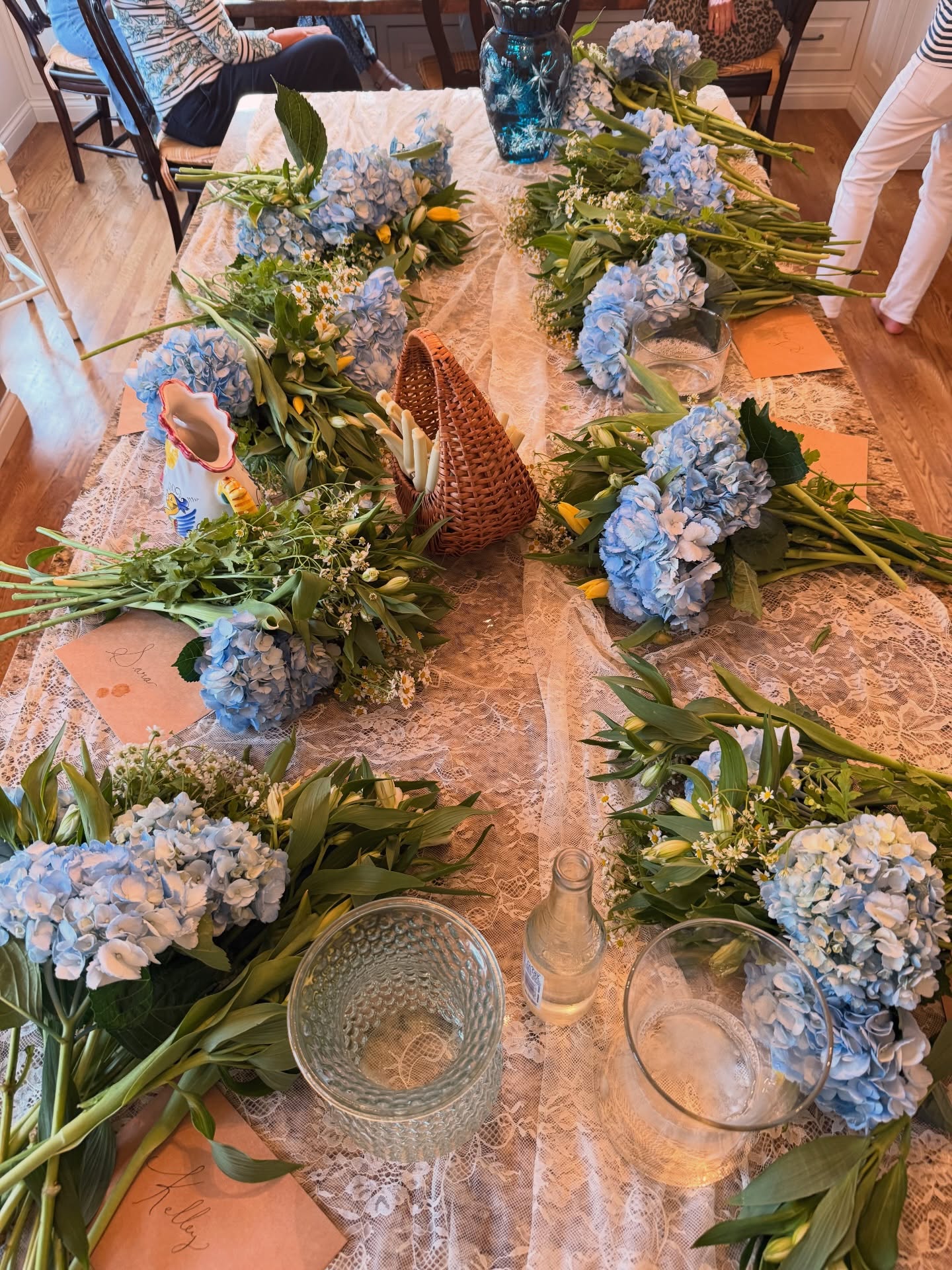 Had the most lovely evening providing a grocery-store-flower-workshop for these lovely ladies! We laughed, we designed flowers together, it was a delight. These are some of my favorite evenings meeting new people + just having such fun gushing over flowers together! Can’t wait to do it again 🤍
#flowerworkshop #supportlocal #ladiesnight