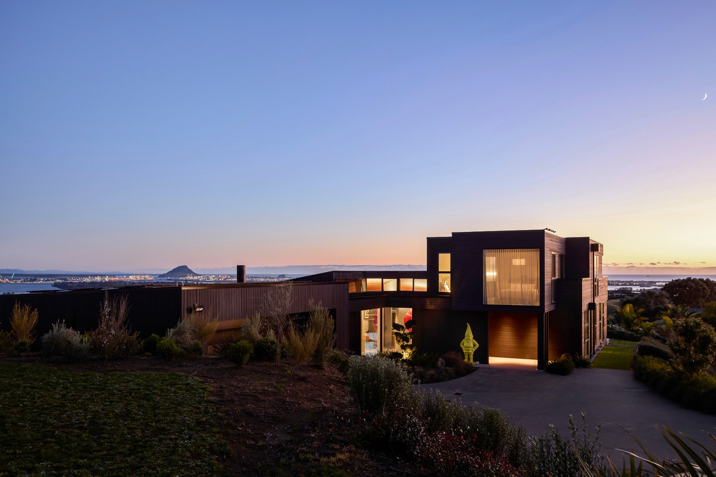 There’s a certain clarity that comes from building at elevation.
Set on a ridgeline with panoramic views stretching from Mount Maunganui to the Kaimai ranges, this home is designed to sit lightly within its environment — composed, grounded, and quietly striking.
Recognised as Supreme House of the Year (2022), this project reflects a shared vision brought to life in collaboration with architect Cate Creamer — where site, form and materiality come together seamlessly.
Every element has been carefully considered to maximise outlook, shelter and connection — a home shaped by both place and intention.
Explore this home at the link in bio
#CalleyHomes #HouseOfTheYear #ArchitecturalHomes #CateCreamer #NZArchitecture #MountMaunganui #DesignAndBuild