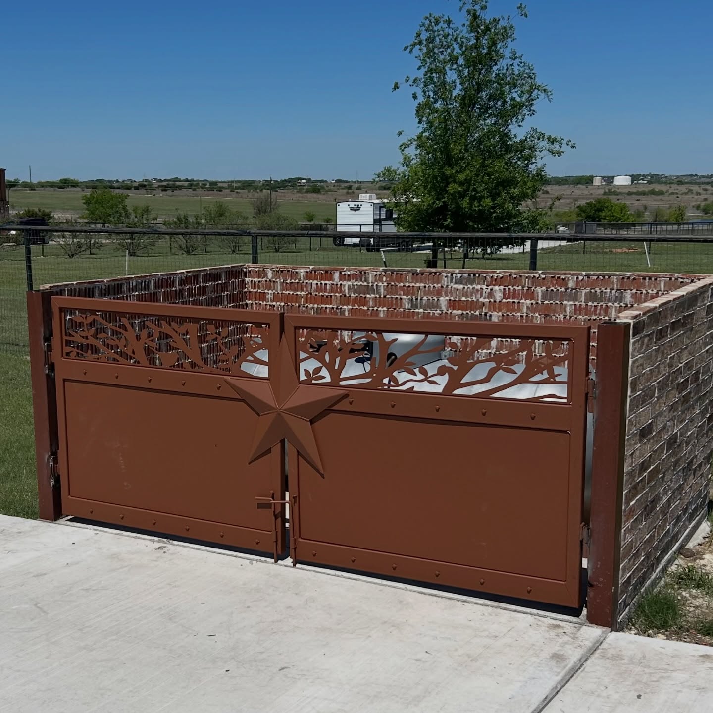Making unsightly necessities seem more aesthetically pleasing around the house! Like these beautiful gates surrounding this home’s propane tank in Granbury. It’s not much nicer to see when pulling into the driveway.
#supportyourlocalwelder #granburytx #residentialwelding #customfabrication