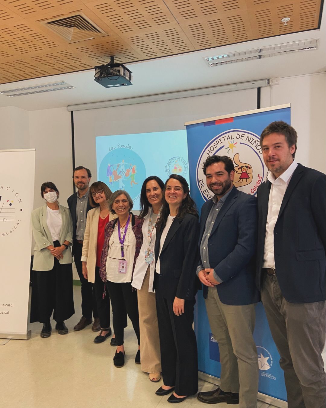 Esta semana tuvimos el lanzamiento del proyecto La Ronda 2026 🙂.
Todos los lunes del año habrá música en el @hospitalegc. Una gran alegría que deseamos se proyecte en el tiempo. Nos reunimos a compartir ideas y unir voluntades para que proyectos como éste permanezcan y crezcan.
Esta iniciativa cuenta con el apoyo de la Fundación Piñera Morel @fundacionfpm a través de su fondo #laculturallegaalagente @fundacionfuturooficial Proyecto acogido a la #leydedonacionesculturales @culturas_cl
En la primera imagen, de izquierda a derecha: Dominga Tomic (Directorio Fundación Factoría Musical), Pelayo Santa María (Directorio Fundación Factoría Musical), Rosa Devés (Rectora Universidad de Chile), Dra. María Elisa Nagelach (Directora Hospital Pediátrico Exequiel González Cortés), Cecilia Piñera Morel (Directorio Fundación Piñera Morel y Dra. en el Hospital Exequiel González Cortés), Rosa Vergara (Fundadora y Directora Ejecutiva Fundación Factoría Musical), Pablo Torres (Directorio Fundación Factoría Musical), José Manuel Izquierdo (Directorio Fundación Factoría Musical)