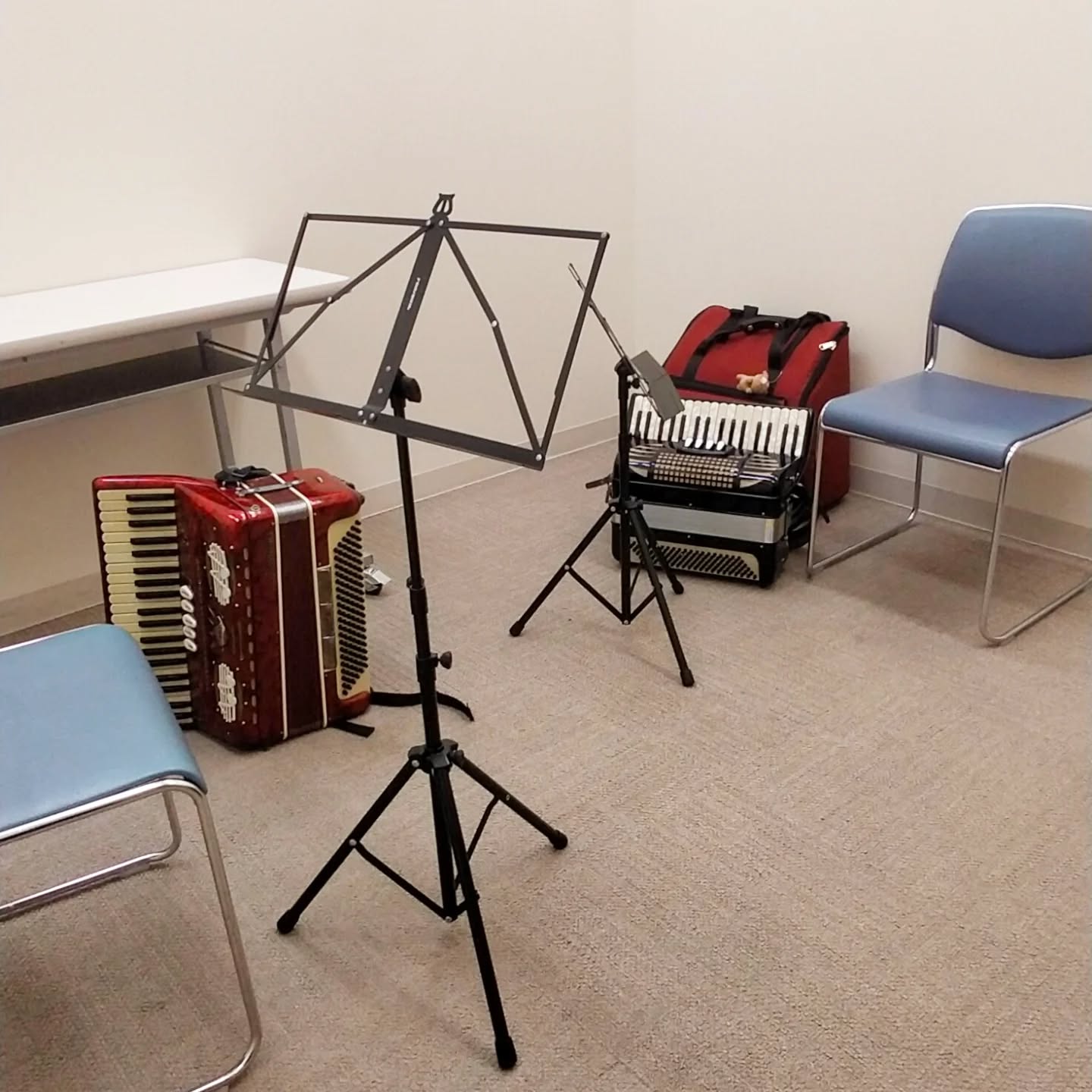 🪗アコーディオンレッスン🪗
水曜日はユーカリヶ丘の産経学園さんのレッスンDay。
めずらしく、なんと2名もアコーディオンの体験レッスンに。
楽器柄か地域性か、私のお教室ではレッスンのお問い合わせや体験レッスンは年に数件程度。
アコーディオンに興味持っていただけてほんと嬉しいです☺
先月もおひとりスタートされました♪
楽しいアコーディオンライフの始まりですね