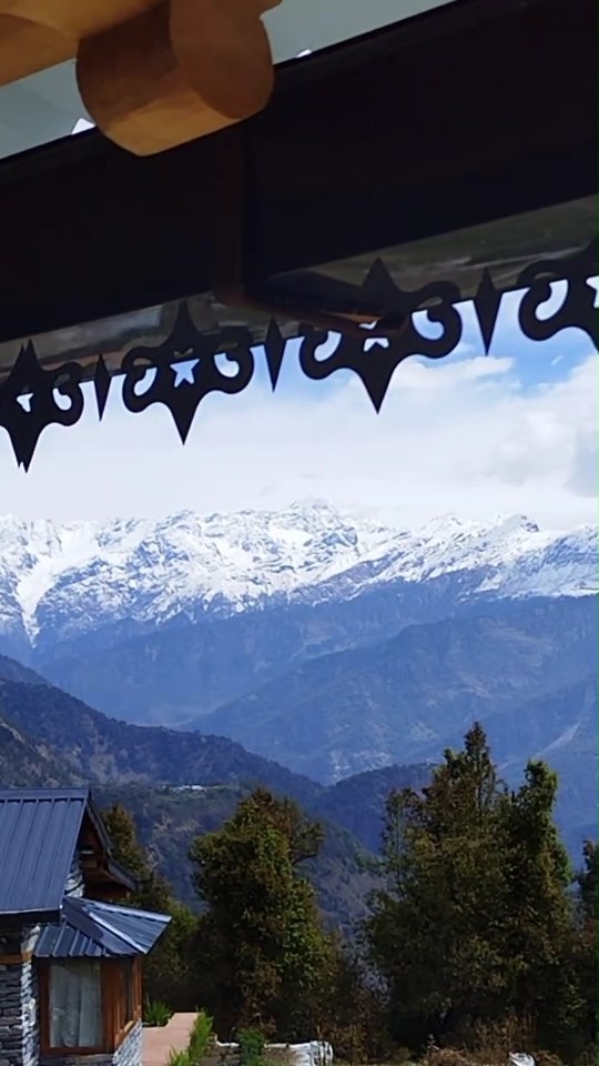 After fresh snowfall in the Himalayas...
#himalayas #uttarakhand #natureretreat #travelgram #ecoretreat