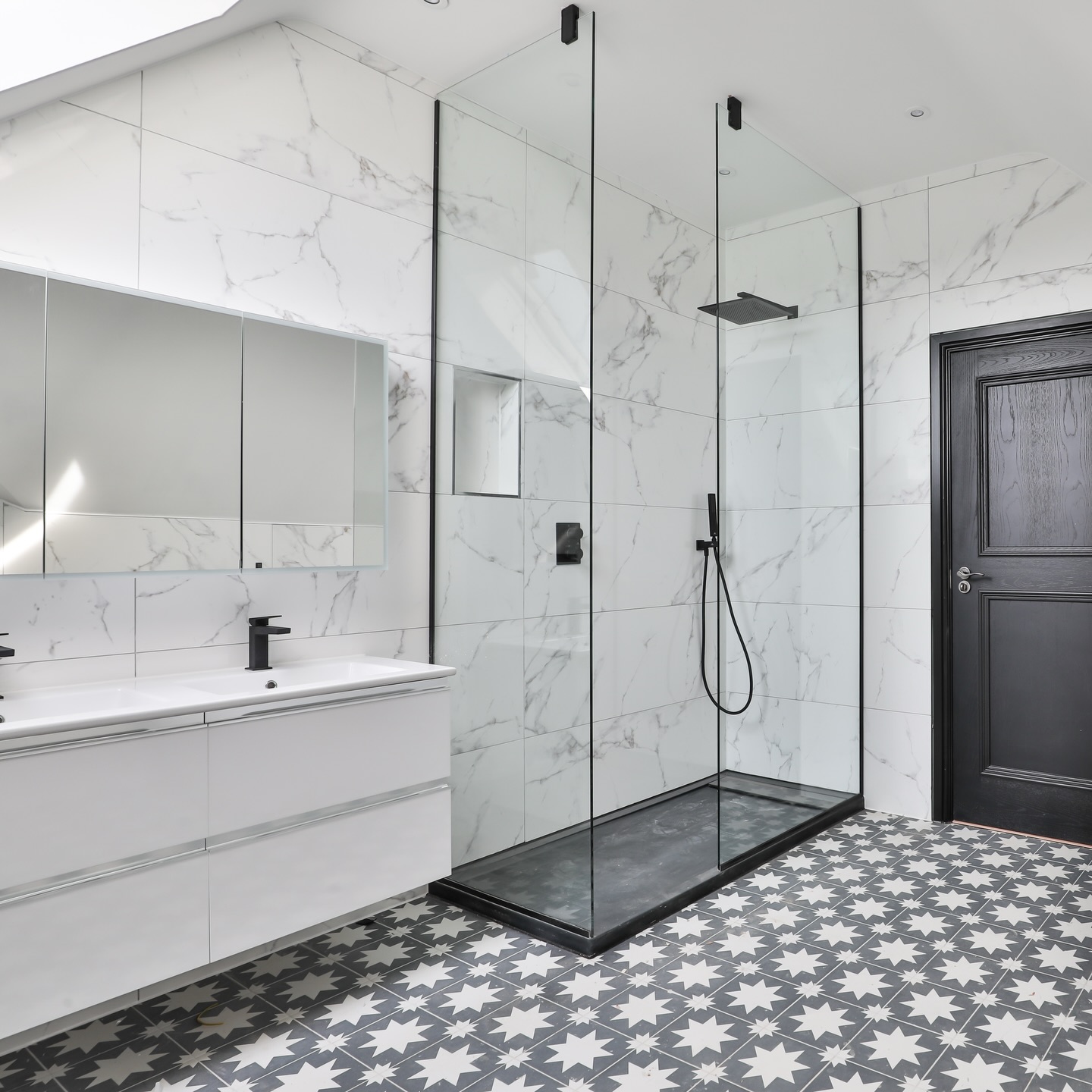 Clean lines, bold contrasts, and a touch of marble luxury 🖤✨
#bathroomdesign #marbledesign #homedesignuk #minimalluxury #lucyvictoriadesigns