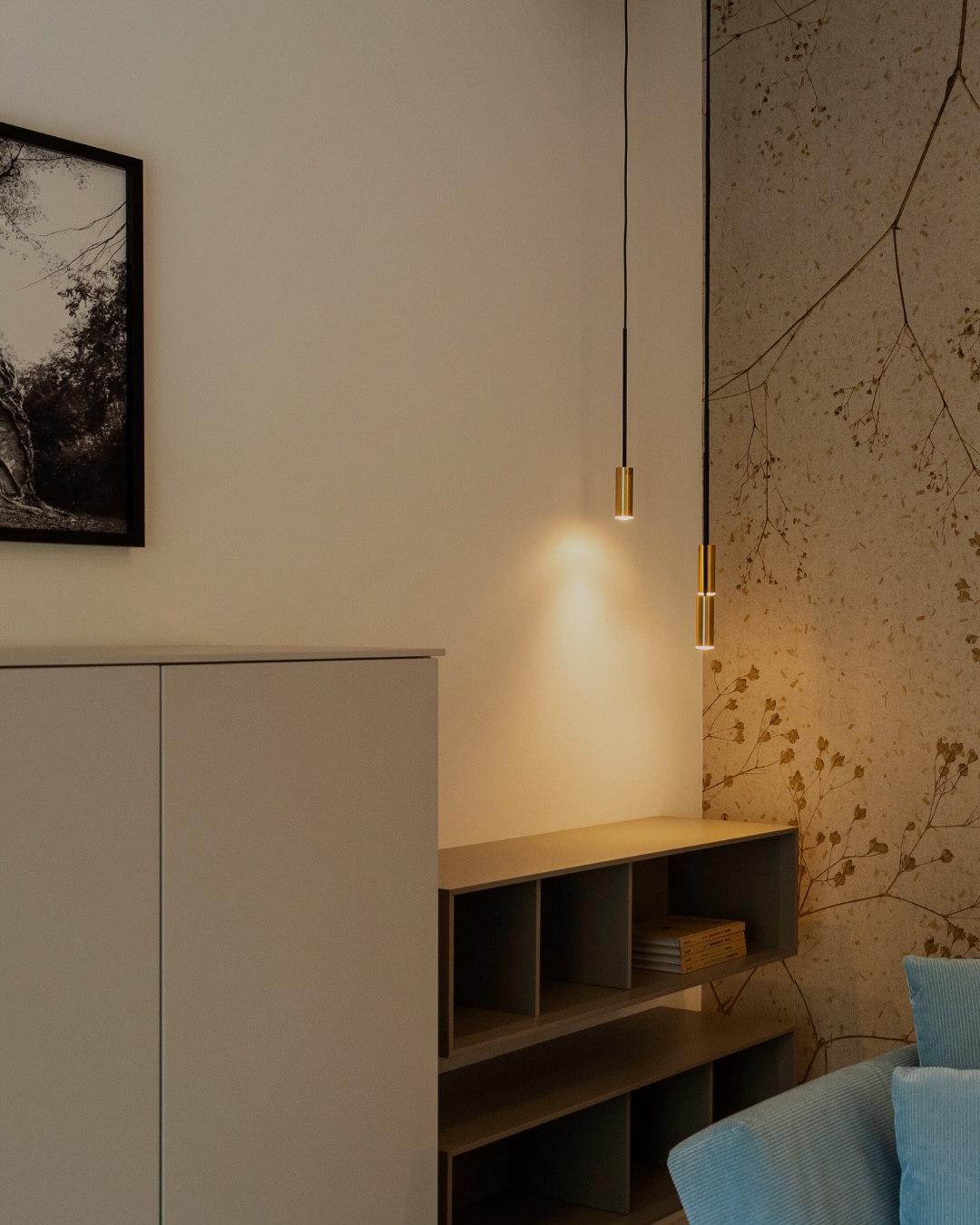 Ich fotografiere Räume wie sie wirken und Licht ist dabei mein stärkstes Werkzeug. Es formt den Raum und die Materialien in ihm. Ebenso lenkt es den Blick des Betrachters, zieht ihn oft noch näher ins Bild hinein und vor allem entscheidet es maßgeblich über die Stimmung im Bild.
Die meisten Raumfotos scheitern nicht am Design sondern daran, wie sie gezeigt werden. Ob Materialien Tiefe bekommen oder flach bleiben, ob man wirklich stehen bleibt und betrachtet.
Erst wenn Licht, Raum und Perspektive zusammenarbeiten, entsteht genau das, was ich sichtbar machen will!
Ich arbeite nicht einfach mit dem vorhandenen Licht sondern nutze es gezielt, um Wirkung zu steuern!
Damit aus einem Raum nicht nur ein schönes Bild entsteht, sondern Atmosphäre, die man nicht nur sieht, sondern wahrlich spüren kann. Und noch wichtiger: die auch wirklich für dich verkauft✨
📸
Ich bin Vicky,
Interior & Brand Fotografin und ich fotografiere Räume nicht wie sie sind sondern wie sie wirken sollen.