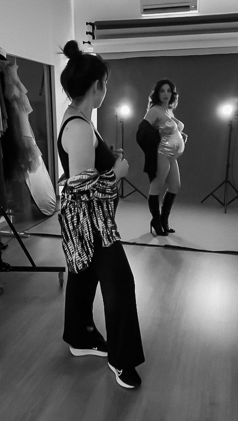 Se a tua cliente é insegura, o problema não é ela. É a forma como estás a conduzir a sessão.
Não estás a fotografar uma modelo. Estás a fotografar uma mulher real, que muitas vezes não se reconhece na própria imagem e enquanto ela não se vir, não vai confiar.
Conduzir uma cliente insegura não é dar mais poses. É criar segurança. É baixar o tom de voz. É olhar nos olhos. É mostrar que estás a ouvir, não só a dirigir. E, acima de tudo, é dar-lhe controlo.
Eu faço isso de forma simples: coloco um espelho em frente à cliente para que ela se veja enquanto está a ser fotografada e, depois, mostro-lhe a câmara. Nenhuma cliente sai do meu estúdio sem saber como está a ficar.
Porque a confiança não se pede. Constrói-se, em tempo real.
E no fim, é isso que muda tudo.