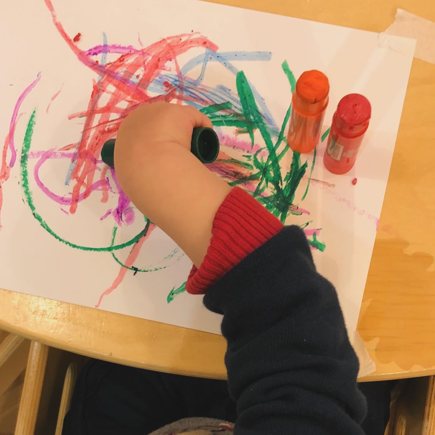 Con i colori anche i più piccoli possono lasciare un traccia di sé e della propria esperienza!
#asilonido #esperienzagraficopittorica