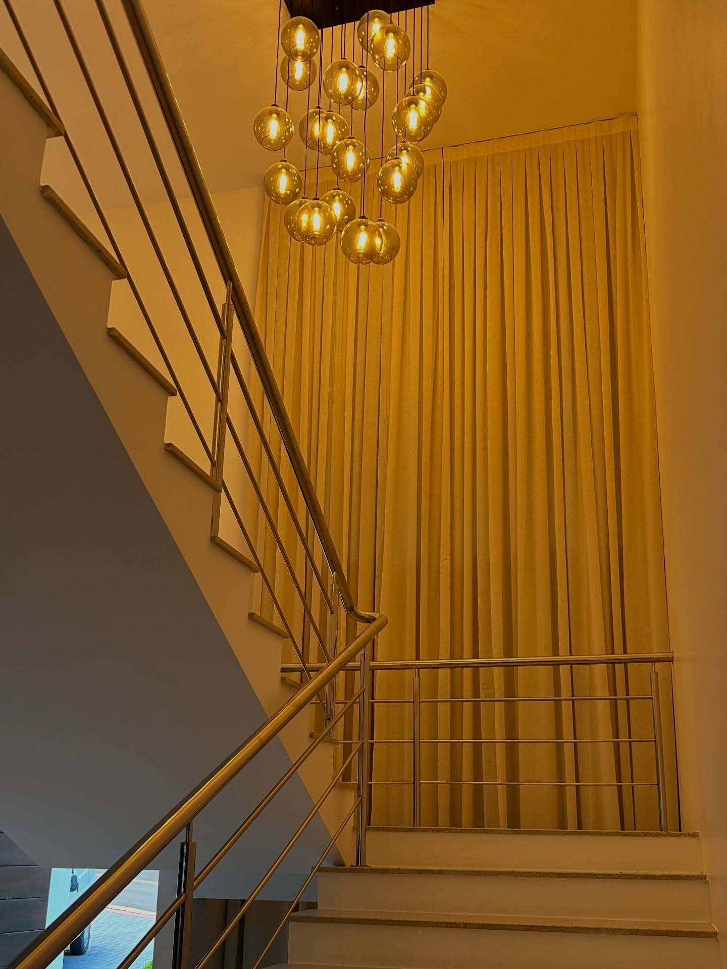 Antes, a luz sem controle.
Agora, equilíbrio, conforto e presença.
O ambiente ganha outra leitura, mais acolhedor, mais funcional, mais alinhado com o dia a dia.
Para celebrar nossos 33 anos, estamos com 33% de desconto até dia 03/05, aproveite!