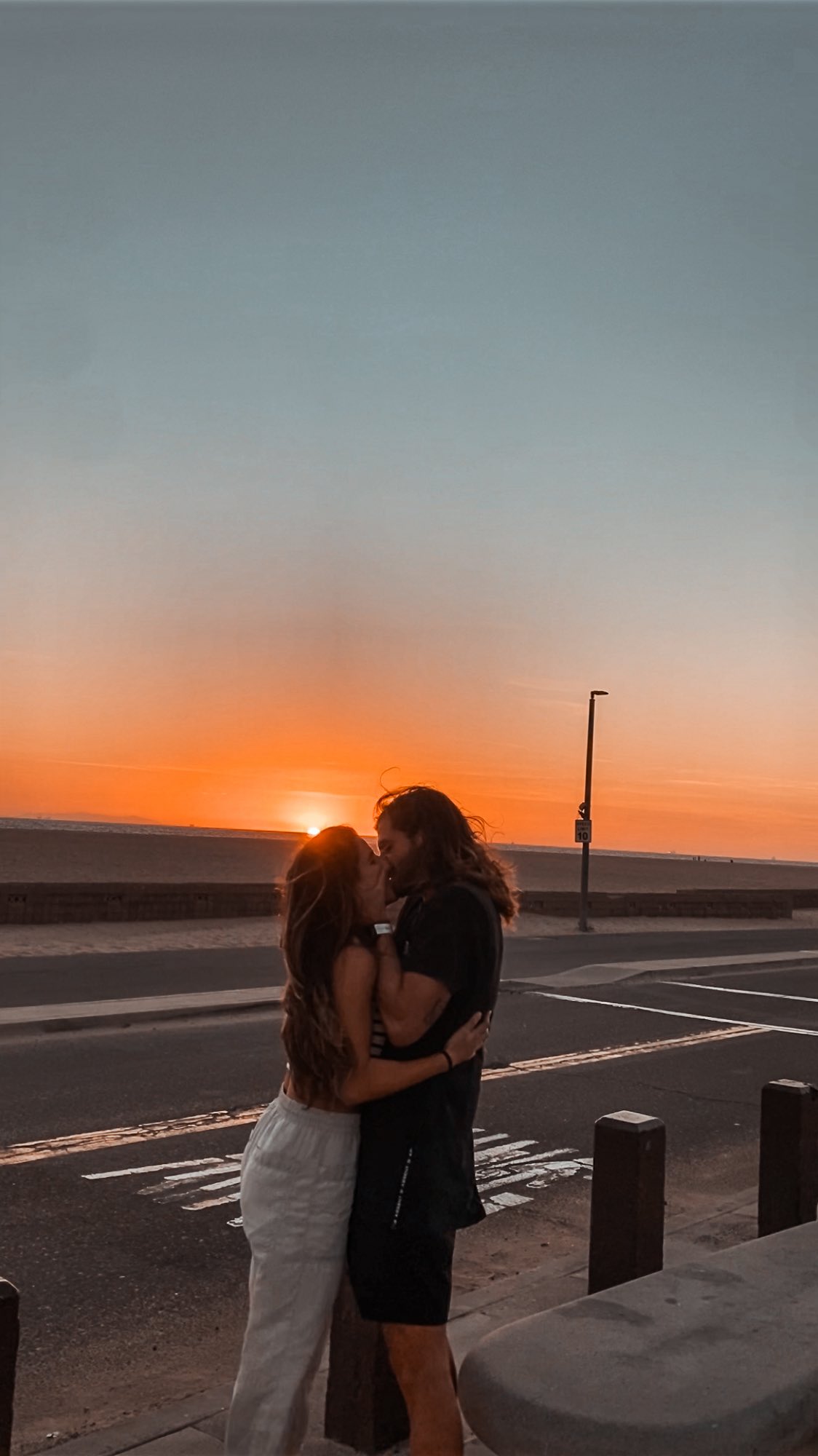 Tem dias que tudo flui, que a gente sorri sem esforço e parece que o mundo conspira a favor.
E tem dias que nada encaixa, que o peso aparece e a gente só quer um lugar pra descansar.
A verdade é que a vida é feita dos dois…
dos altos e dos baixos, do riso fácil e do silêncio necessário.
E no meio disso tudo, o que realmente importa pra mim
é saber com quem eu quero dividir cada um desses momentos.
Porque não é sobre ter só dias bons…
é sobre ter a pessoa certa ao lado, independente de como o dia vem.
E, entre todos os caminhos, escolhas e possibilidades,
é você que eu escolho…
nos dias leves e, principalmente, nos difíceis.
Bora Viver