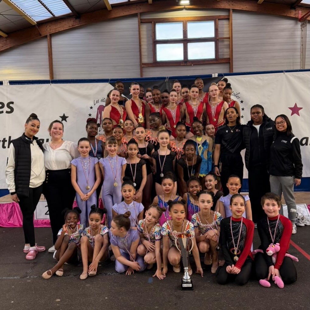 🏆 CHALLENGE DE LOUVRES 🏆
Résultats du dimanche après-midi
🌟 Ensemble nées en 2018 : 1ère 🥇
🌟 Ensemble 10-11 :
Ensemble 1 : 1ère 🥇
Ensemble 2 : 2ème 🥈
🌟 Ensemble 13 : 1ère 🥇
🌟 Ensemble TC : 2ème 🥈
🌟 Duo 7-9 : 1ère 🥇
🌟 Duo 10-11 : 1ère 🥇
🌟 Duo -13 : 2ème 🥈 (passage seule)
🌟 Duo -15 : 1 ère 🥇
🌟 Duo -17 : 1ère 🥇
🌟 Duo TC : 1ère 🥇
🌟 Fédéral C -15 : en démonstration
⸻
👏 Bravo à toutes pour ces très beaux résultats !
Le CPGR remporte également la 1ère place au classement par club ! 🥇
👏 Félicitations à nos gymnastes pour leur travail et leur détermination.
🙏🏼 Un grand merci au club de Louvres pour leur accueil, leur gentillesse et l’organisation de ce challenge chaque année !
Un grand merci également à nos juges :
💜 Alyssa, Sophie, Jeanice, Amandine et Elena
Et un grand bravo à nos coachs Carole, Imen, Auxane, Radia, Ketty, Jeanice et Sarah pour leur travail.
🙏🏼 Merci à Bettina pour les photos et vidéos.
🎯 Rendez-vous la semaine prochaine pour la région FFG des Fédérales B et C, qualificative pour les Championnats de France à Bourg-en-Bresse ! 💪