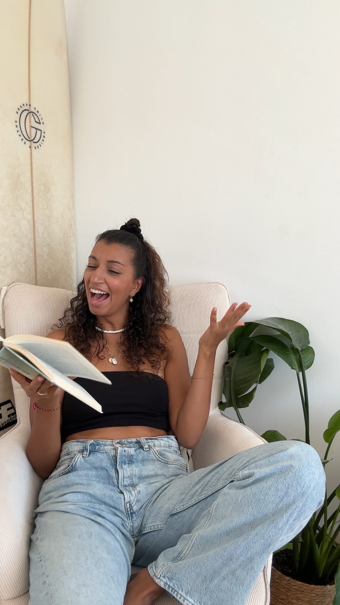 5 Bücher, die mich alle sprachlos gemacht haben & mein Denken nachhaltig verändert haben:
1. Ein neuer Anfang - Ester & Jerry Hicks: super spiritual - also da muss man echt ready sein & sich drauf einlassen, aber dann 🤯✨🪐🧚🏽♂️
2. Die Macht des Unterbewusstseins - Joseph Murphey: heftig gutes Buch, das bringt einfach so auf den Punkt, wie wir alles in unserem Leben selbst erschaffen & wie kraftvoll einfach unser Unterbewusstsein ist.
3. Gespräche mit Gott - Neale Donald Walsh: dachte nie, dass ich das mal lesen würde, weil ich dachte das wär voll religiös - aber Leute: GAMECHANGER! Es geht gar nicht um Religion, sondern voll übergreifend ums ganze Leben und um unsere Seele & wie alles miteinander verbunden ist - ich kanns gar nicht erklären aber einfach nur jedem empfehlen
4. Ein neues Ich - Dr. Joe Dispenza: bestes Buch Leute wirklich, hier lernt man einfach, wie man sein Gehirn umprogrammieren kann, alte Muster und Gewohnheiten auflösen kann und einfach wirklich ein neues Ich wird - super spannende Facts auch zu Visualisierung und Meditation - ich liebs, wie Dr. Joe Spiritualität & moderne Wissenschaft kombiniert & einfach heftige Studien rausballert.
5. Werde Übernatürlich - Dr. Joe Dispenza: hier gehts viel um Meditation und auch wieder darum, wie wir unser Gehirn umprogrammieren können - must read!
Reel inspo by @iamtabeasophia 🫶🏽
#Buchtipps #mindset #manifestieren #manifest #traumleben