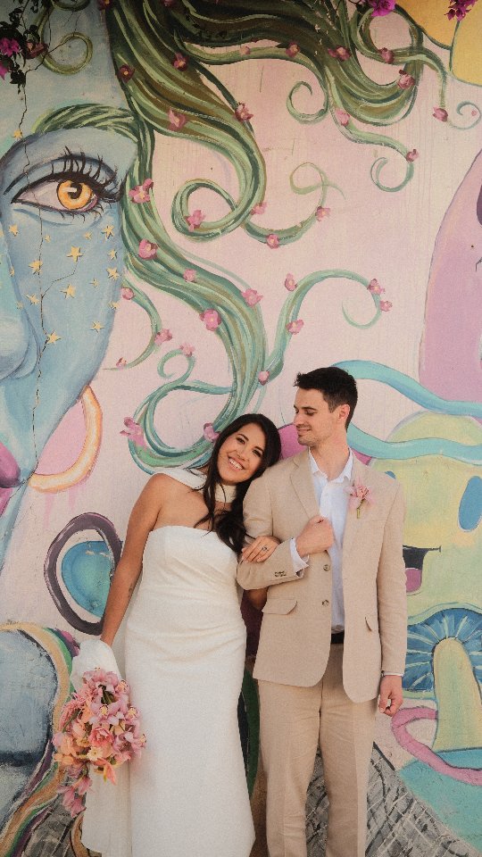 La boda de Andrea e Iker en Oaxaca
.
Andrea e Iker juntaron a dos culturas en uno de los lugares mas increíbles de México; Oaxaca fue el lugar donde la magia cobró vida; una pareja con un estilo único y mucha magia de por medio.
Y esque hay historias que no se planean… solo pasan.
Andrea hizo una escala de 18 horas en España… y ahí conoció a Iker y comenzó la magia.
.
Lo que parecía un momento pasajero, terminó siendo el inicio de todo esto.
.
Muchas felicidades chicos! Que siga la magia por siempre :)
.
Su boda moló y estuvimos flipando!
.
The awesome crew
.
Bride. @andreaaromo
Groom. @lasai.highperformance
Gear @fujifilmmx
.
Wp. @weddingplannermarizao
Venue. @proyecto_murguia
Catering. @jascivesanchez.eg
Mirror & T-shirts @rotulos.bautista
Souvenirs @aoveviaravi
Dj. @produccionescigarra
Calenda. @lr.monosdecalenda
Mua. @silviamorv
Barber. @bastardoldschool
.
#wedding #weddinginspiration #weddingday #weddingphotography #weddinhphotographer