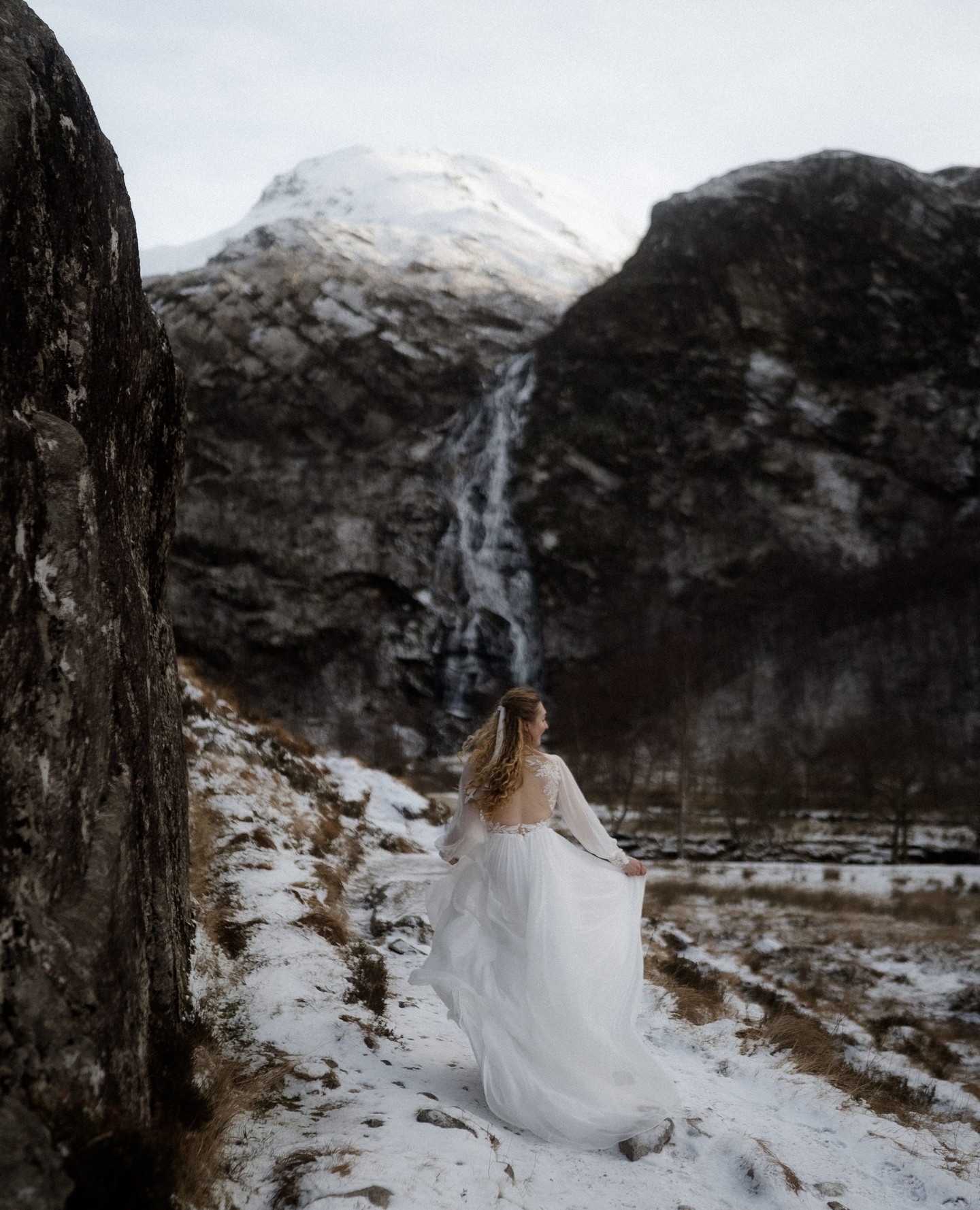 Real Bride ✨️
It's giving snow princess. We actually gasped when we received the beautiful Sasha's photos!
Sasha eloped to Scotland with her husband just the two of them, wearing the stunning Naomi by Kelsey Rose❣️
Dress: @vickisbride @kelseyrosebridal
Photographer: rainirowellphotography.
Elopement Wedding | Scotland Wedding | Boho Bridal | Wedding Dress With Sleeves