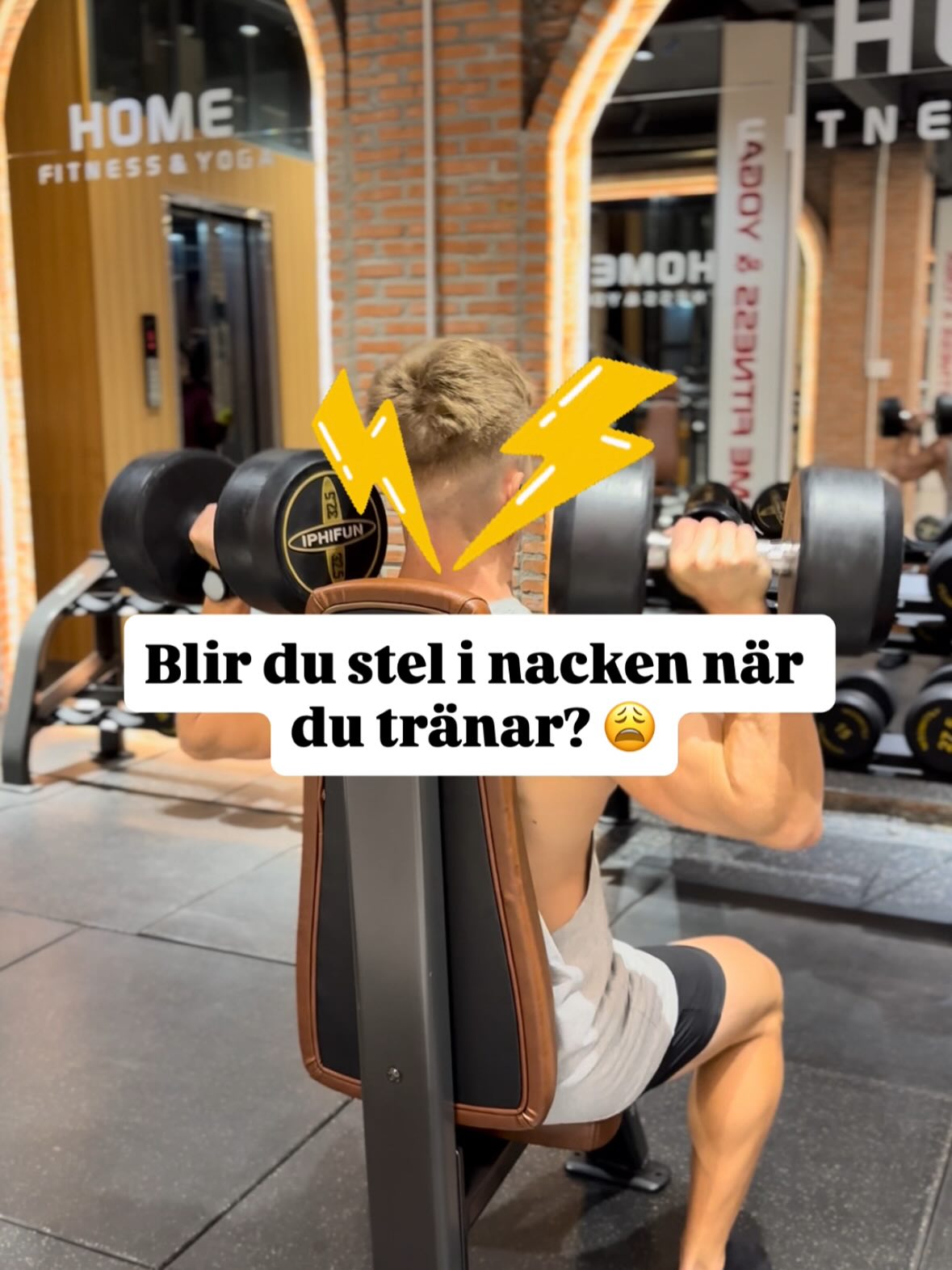 Får du mer stelhet och ont i nacken av att träna?
Det här är sjukt vanligt. Och det är inte för att träning är dåligt.
Det är för att du tränar på en kropp som inte funkar som den ska.
De flesta tror att problemet sitter i nacken.
Så de stretchar nacken, masserar nacken, försöker “lösa” nacken…
Men det är oftast inte där det börjar.
Det handlar om bröstryggen.
Om din bröstrygg är stel och inte rör sig ordentligt, då måste kroppen ta den rörligheten någon annanstans.
Och då blir det nästan alltid nacken som får ta smällen.
Så när du tränar men inte kan röra bröstryggen som du ska, då börjar du istället spänna nacken för att “ta dig igenom” rörelsen.
Och över tid?
→ mer spänning
→ mer stelhet
→ mer smärta
Sen lägg till att musklerna mellan skulderbladen ofta är svaga också..
Då har du inget som håller upp dig.
Och då jobbar nacken ännu mer.
Det du behöver göra är inte att göra MER för nacken.
Du behöver börja på rätt ställe.
✔ Öppna upp bröstryggen
✔ Aktivera mellan skulderbladen
✔ Lära kroppen att sluta fuska med nacken
I videon visar jag en enkel övning att börja med. Den här övningen ska du göra som uppvärmning innan träning och även som en pausövning då du vilar mellan seten.
Det ser simpelt ut men det aktiverar rätt muskler och hjälper bröstryggen att börja öppna upp sig igen.
Känner du igen dig i det här, så är det här förmodligen varför din nacke aldrig riktigt blir bra.
Och varför det inte hjälper hur mycket du än stretchar den.
#smärtfri #ryggsmärta #hållning #högpresterare #prestera #styrkainifrån #hälsa #hälsaärförutsättningen #ryggvärk