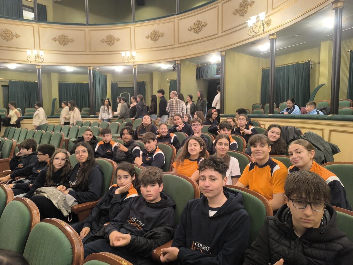 Nuestros alumnos de ESO y Bachillerato acuden al teatro 🎭 en inglés con la obra “Shakespeare in Chicago”. Toda una experiencia 👏🏼👏🏼 #yosoydelmachado #salamanca #teatro